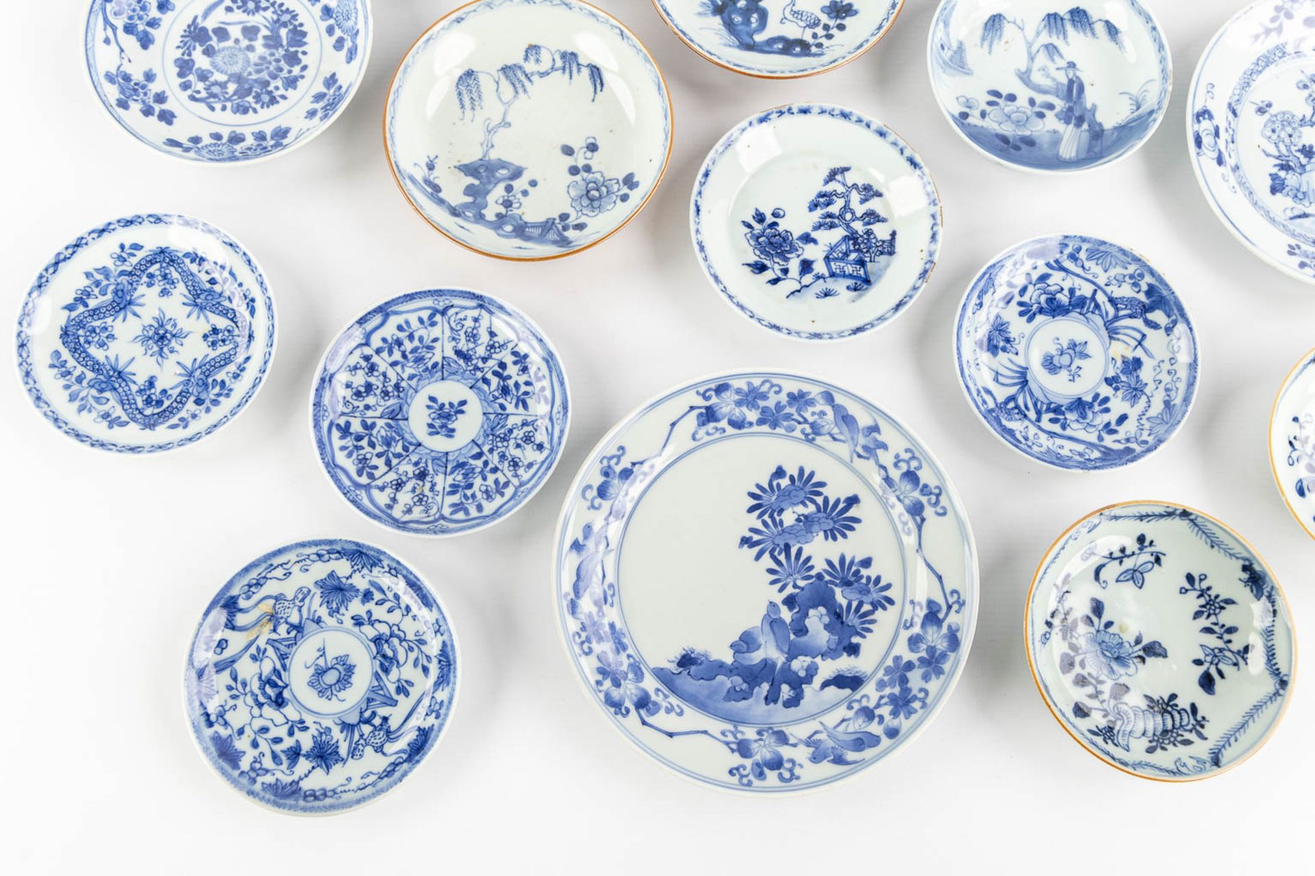 Sixteen Chinese blue-white and capucine plates, Kangxi and Yongzheng period. (D:18,6 cm) - Bild 5 aus 7