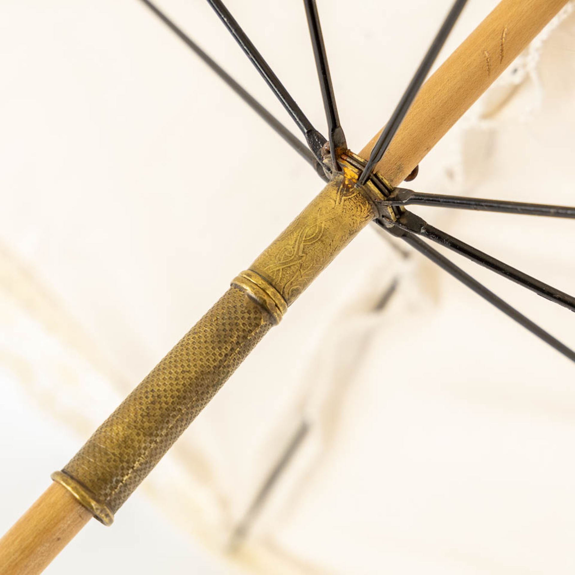 A sunshade with ivory handle, France, 19th C. (L:60 cm) - Bild 6 aus 11