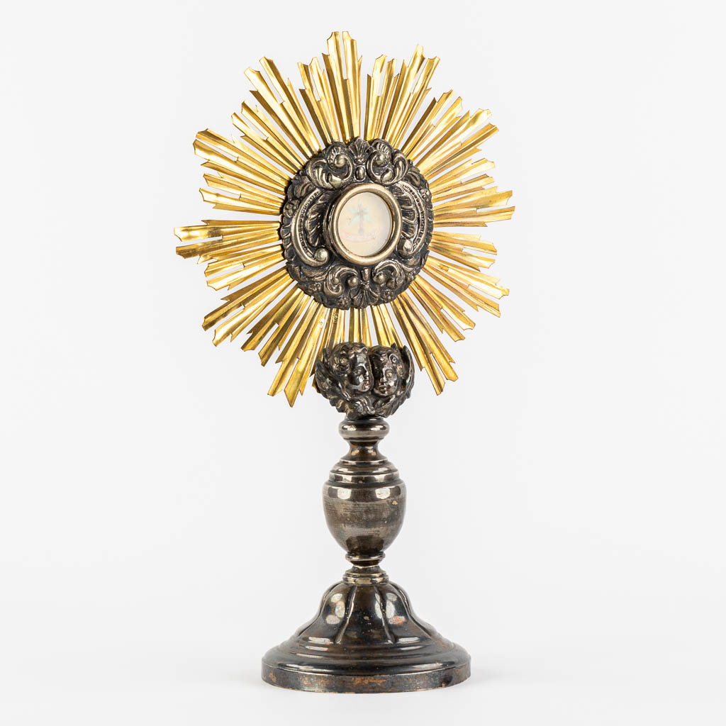 A small sunburst monstrance with a relic for the 'True Cross'. (L:10 x W:17,5 x H:30,5 cm) - Image 3 of 12
