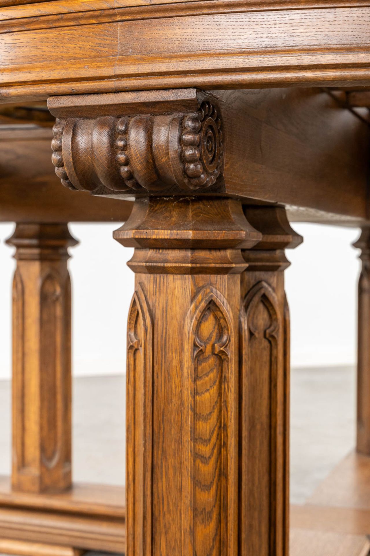 An exceptional Gothic Revival round table, inlaid with stained glass. Circa 1900. (H:78 x D:180 cm) - Image 3 of 11