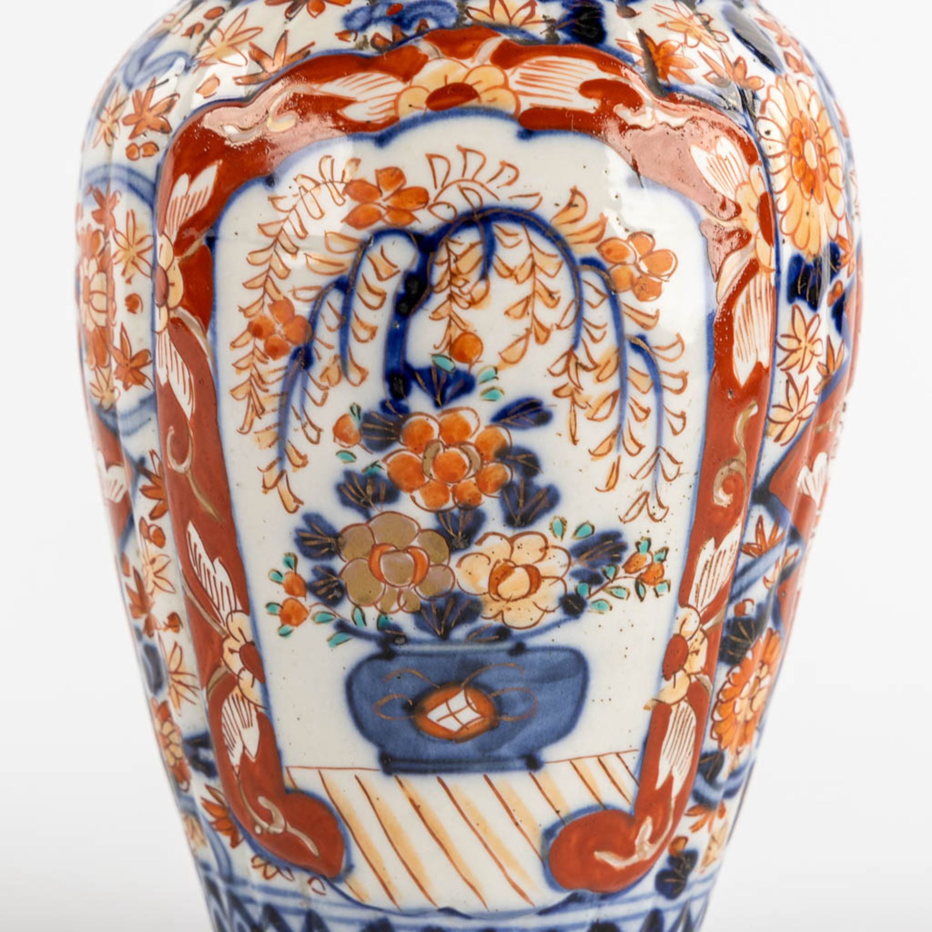A pair of vases and a bowl, Japanese Imari porcelain. (H:25 x D:14 cm) - Image 9 of 11