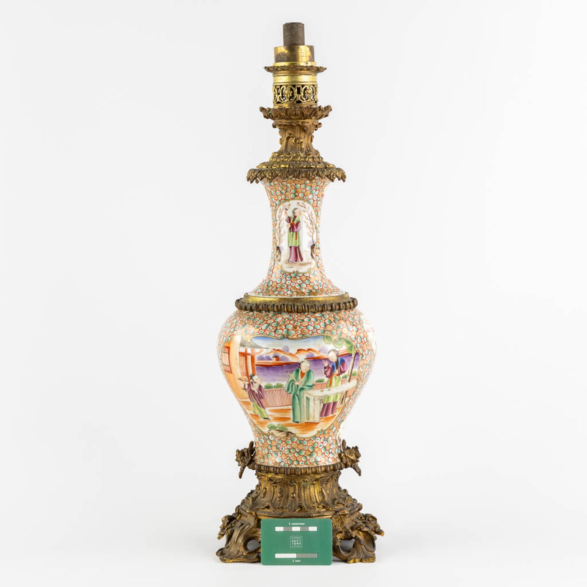 An antique oil lamp, Chinese Famille Rose porcelain mounted with gilt bronze. 19th C. (L:20 x W:20 x - Bild 2 aus 12