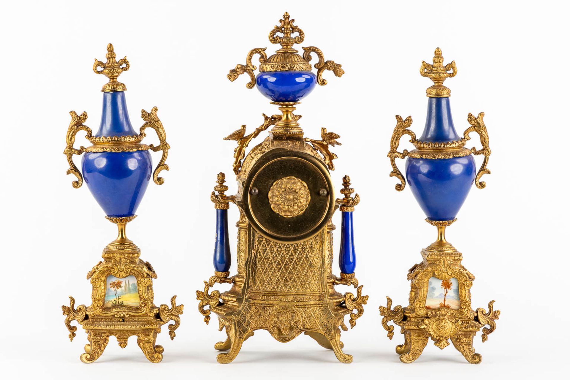 A three-piece mantle garniture clock and side pieces, bronze mounted with porcelain. (L:12 x W:20 x  - Bild 5 aus 18
