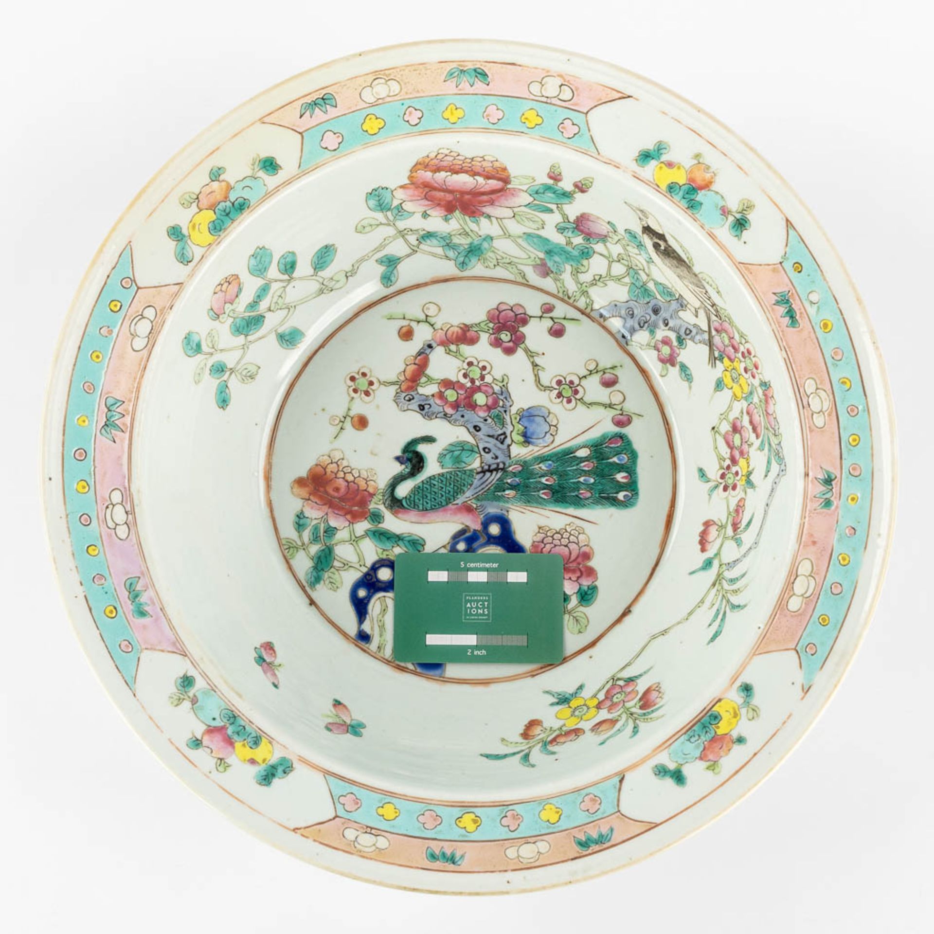 A large Chinese bowl, Famille Rose decorated with a Peacock and blossoms. 19th century. (H:12,5 x D: - Bild 2 aus 10