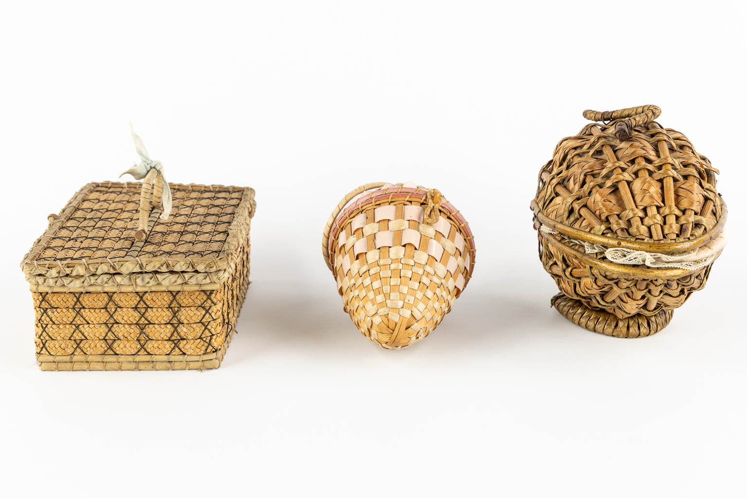 Three antique dolls, stored in a woven basket. (L:11,5 x W:17 x H:7 cm) - Image 6 of 13