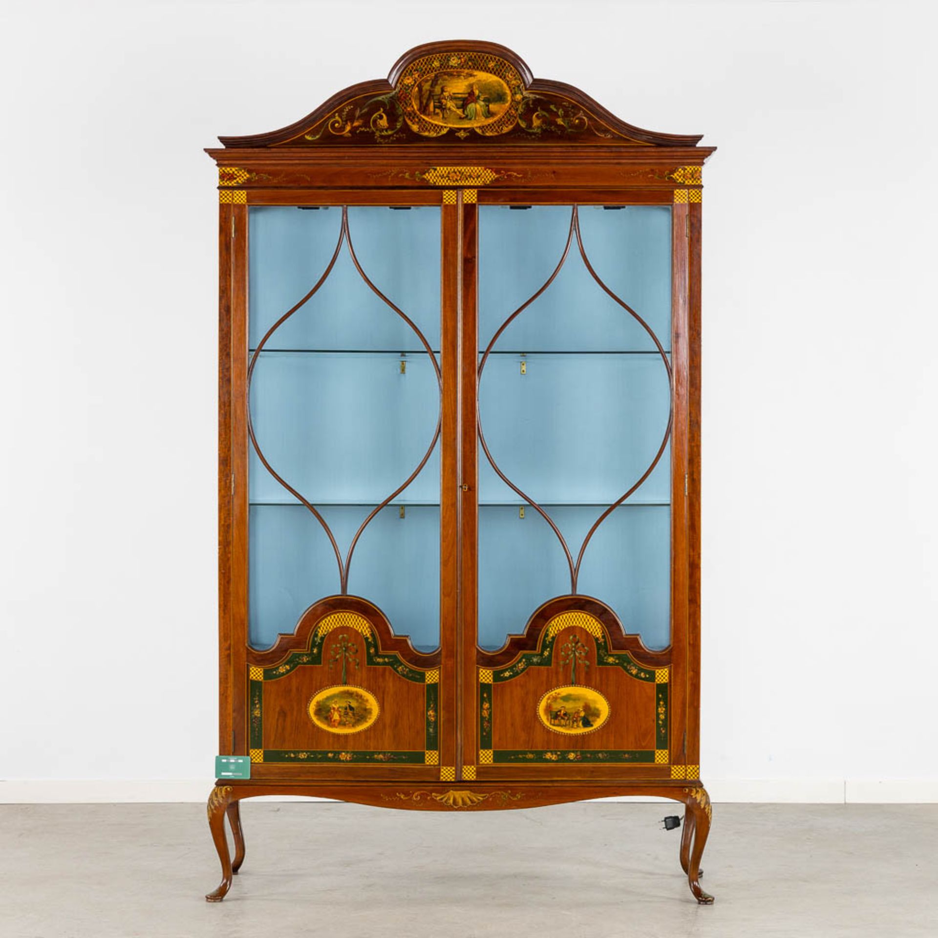 An attractive English display cabinet, hand-painted decors. Circa 1920. (L:39 x W:124 x H:210 cm) - Image 2 of 13