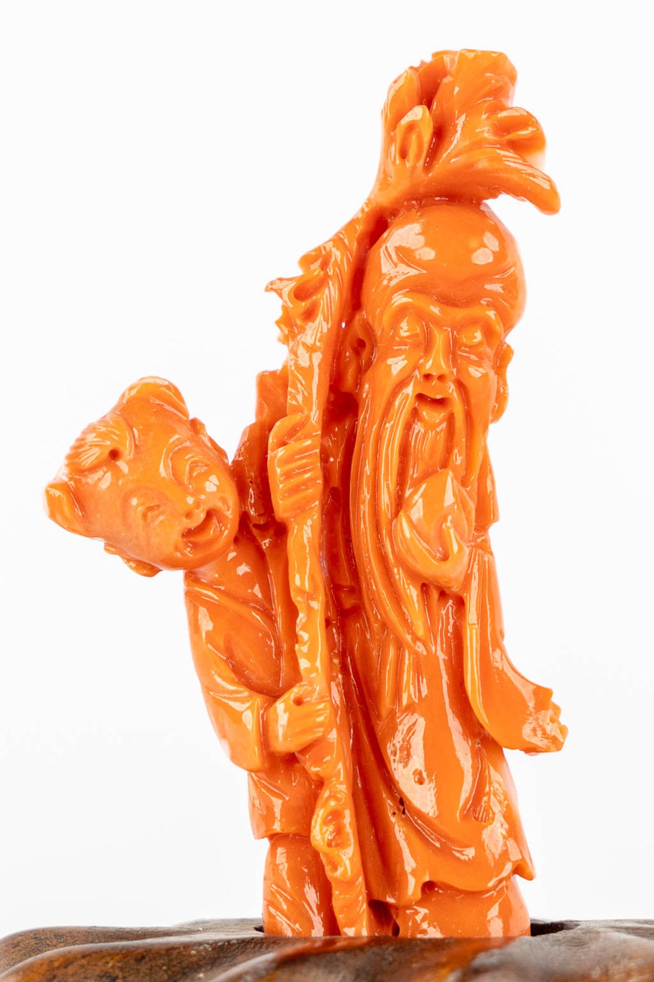 A Chinese coral figurine of Shoulao, 23g. (H:8,5 cm) - Image 8 of 9