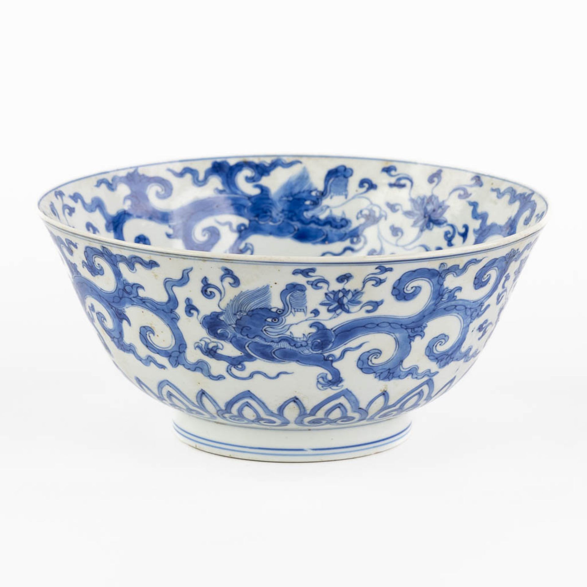 A Chinese bowl with dragon decor, Blue-White decor, Kangxi period. (H:9,5 x D:21 cm)