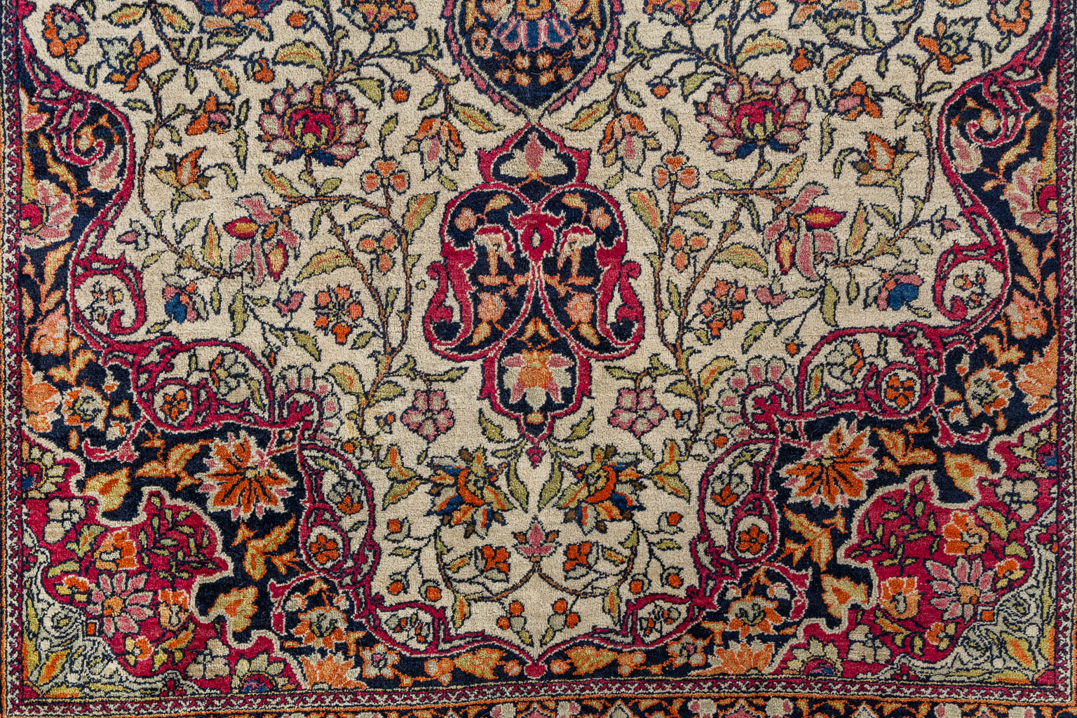 An Oriental hand-made carpet, Isfahan/Isphahan. (L:225 x W:145 cm) - Image 4 of 7