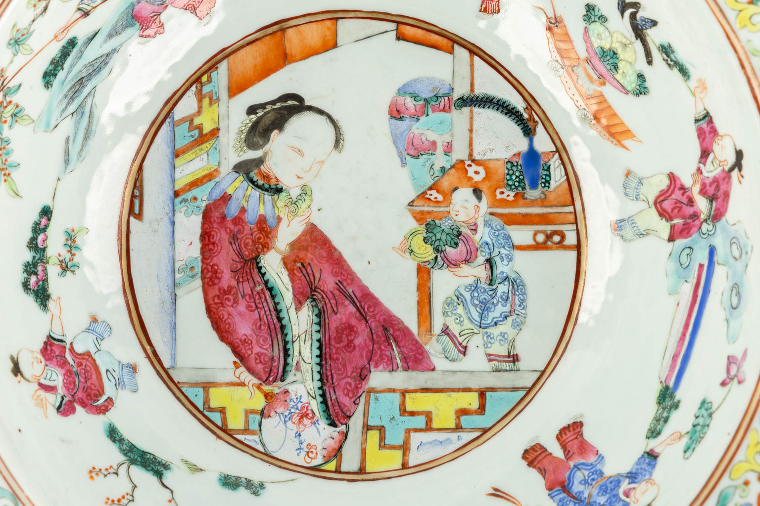 A large Chinese Famille Rose bowl, 'The Harvest'. 19th C. (H:11,5 x D:38 cm) - Image 4 of 9
