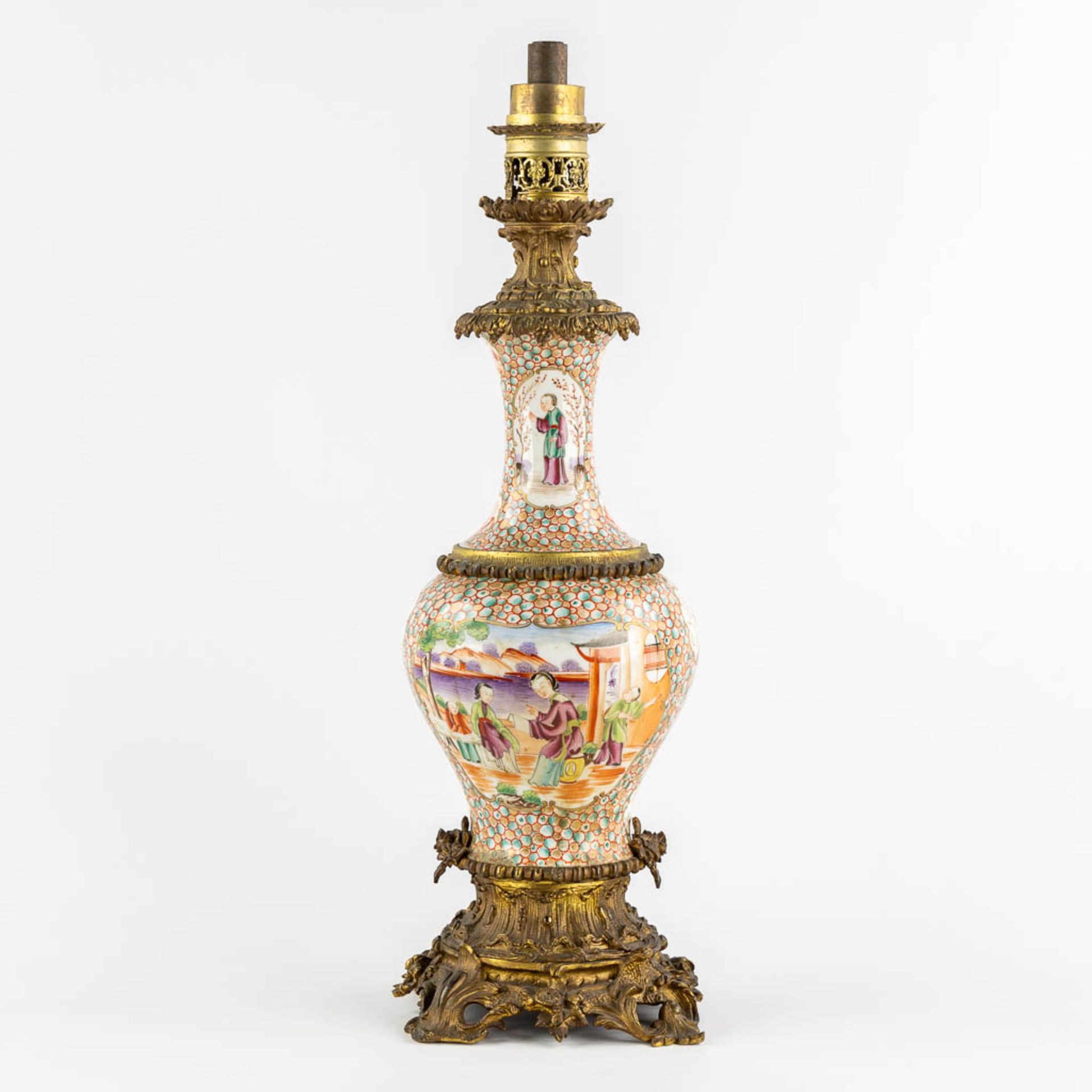An antique oil lamp, Chinese Famille Rose porcelain mounted with gilt bronze. 19th C. (L:20 x W:20 x - Bild 4 aus 12