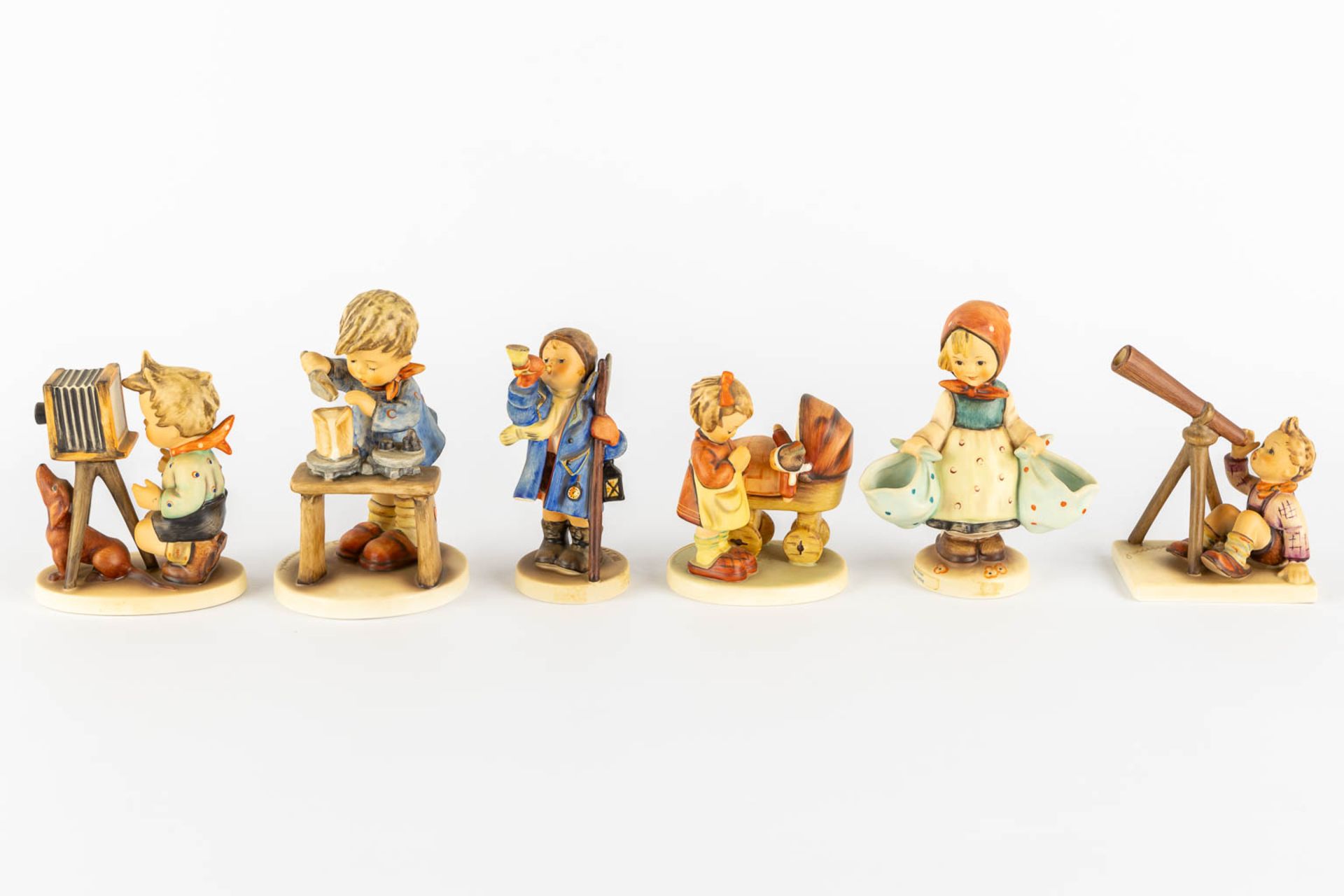 Hummel, 12 figurines, polychrome porcelain. (H:15,5 cm) - Bild 7 aus 9