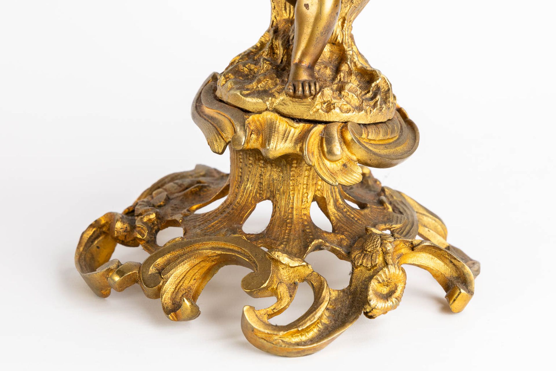 A three-piece mantle garniture clock and candelabra, gilt bronze. 19th C. (L:21 x W:55 x H:48 cm) - Bild 11 aus 16