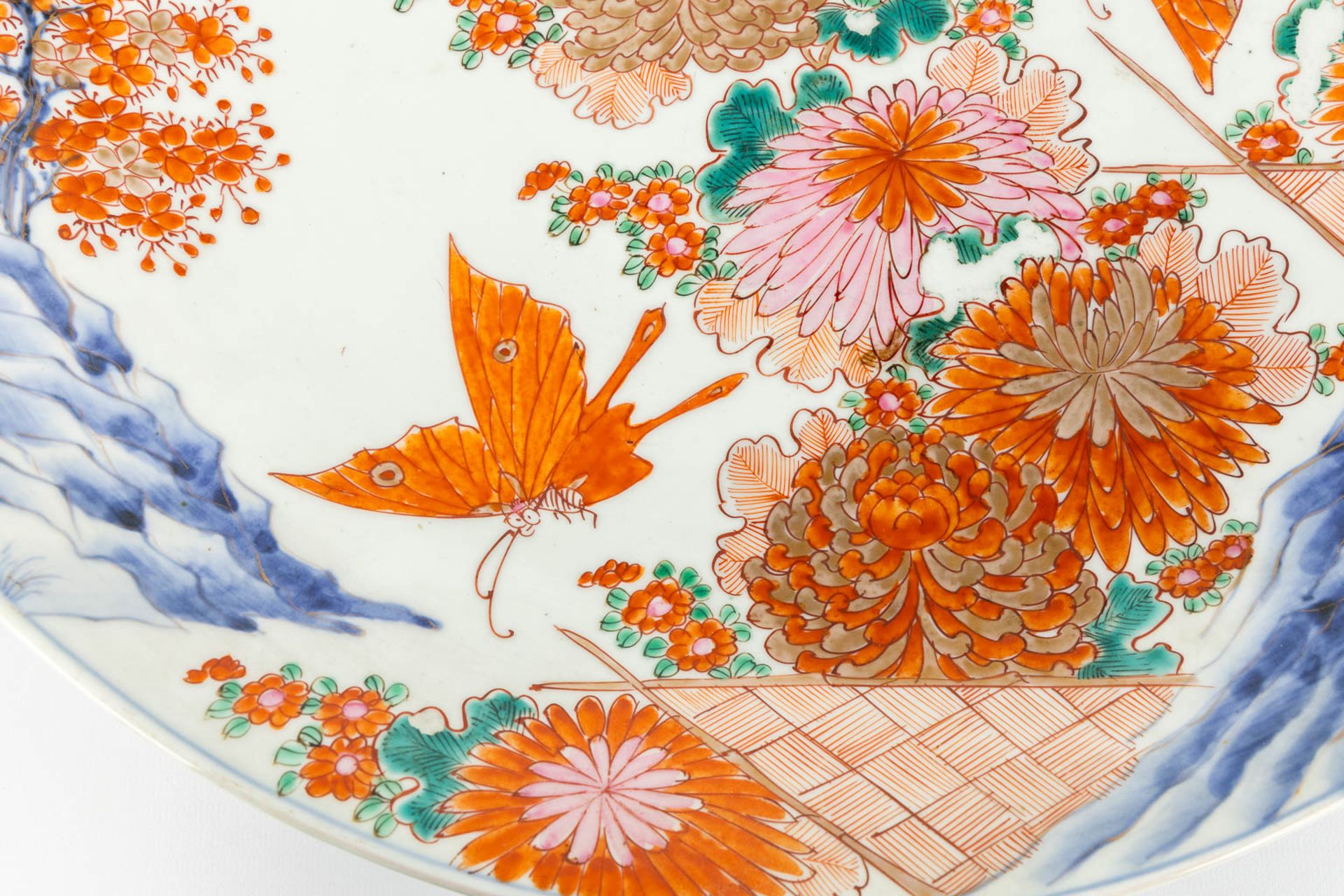 A large Japanese Imari bowl, decorated with butterflies and flowers. 19th C. (D:47 cm) - Image 9 of 11