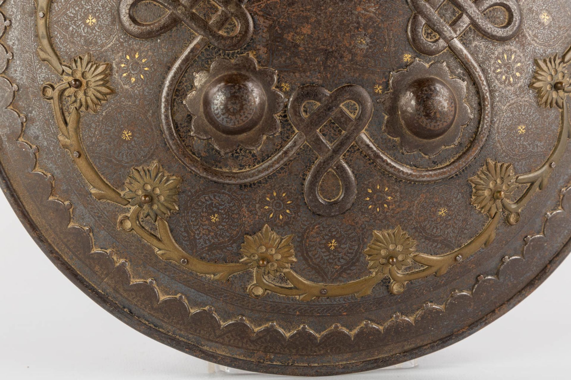 An antique Shield, Indo-Persian, Dhal, India. 19th C. (H:5 x D:31 cm) - Bild 6 aus 8