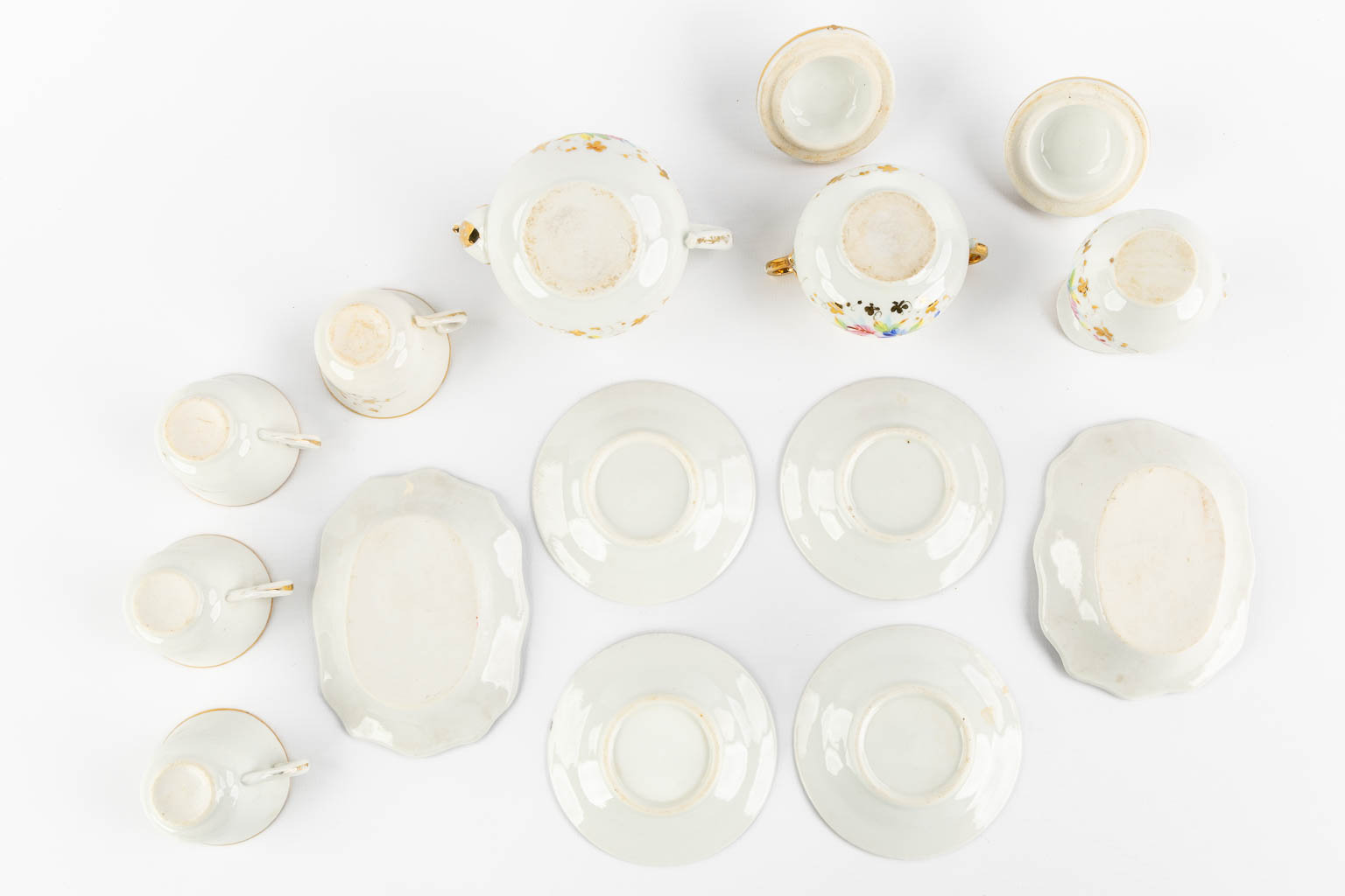 A children's tea set, polychrome porcelain. Circa 1900-1920. (L:20 x W:33 x H:10 cm) - Image 7 of 11