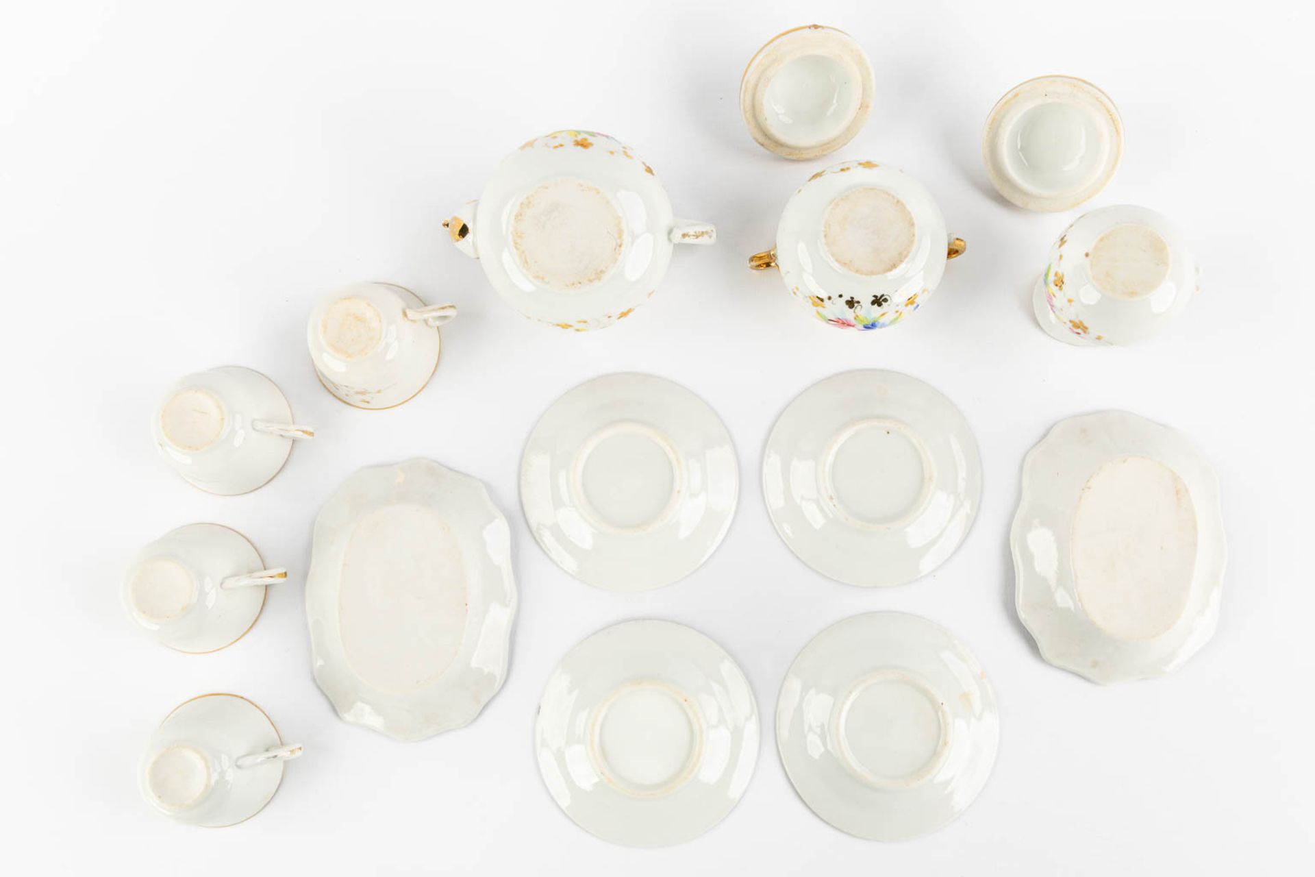 A children's tea set, polychrome porcelain. Circa 1900-1920. (L:20 x W:33 x H:10 cm) - Bild 7 aus 11