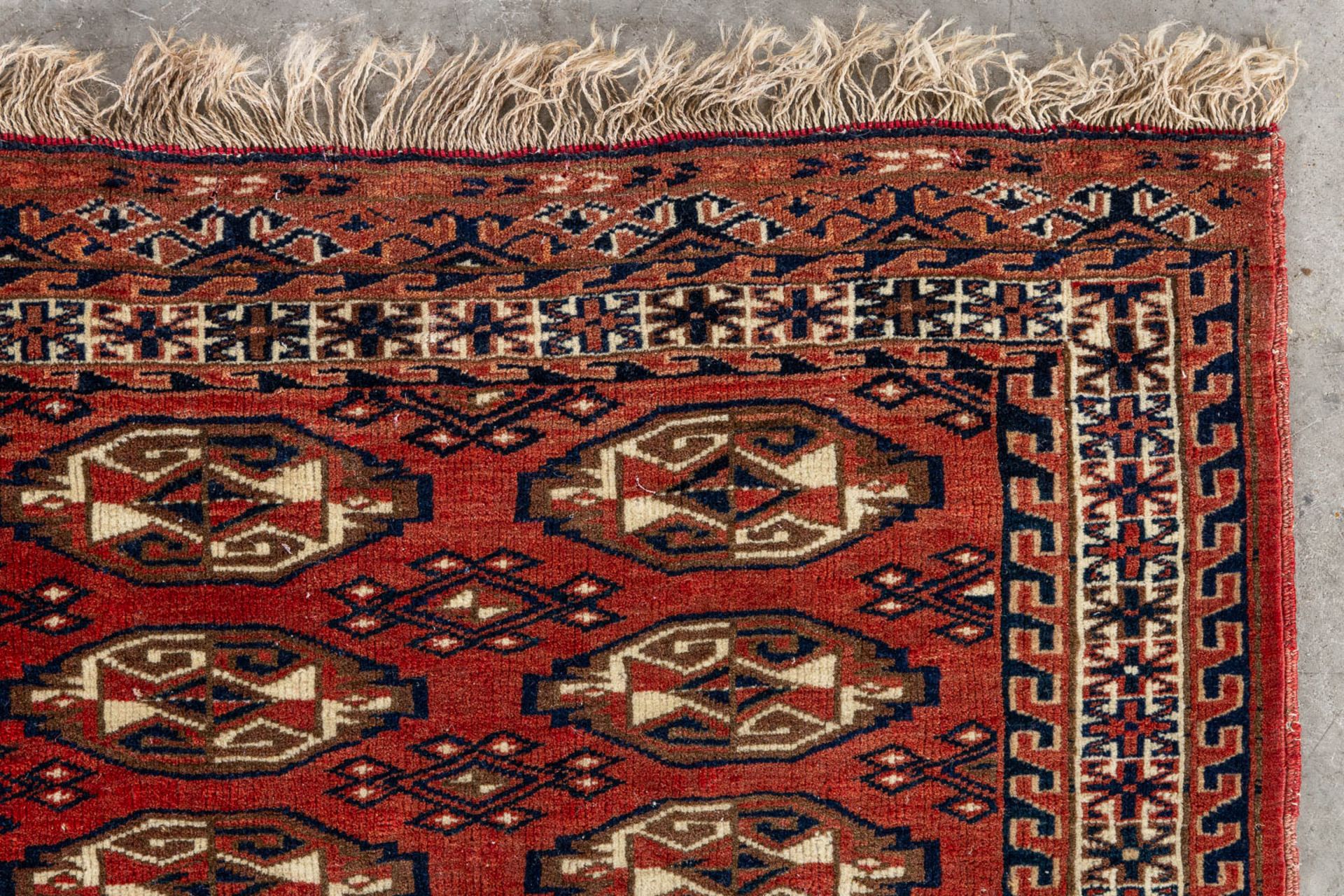 An Oriental hand-made carpet, Turkman Yomut. (L:70 x W:117 cm) - Bild 4 aus 6