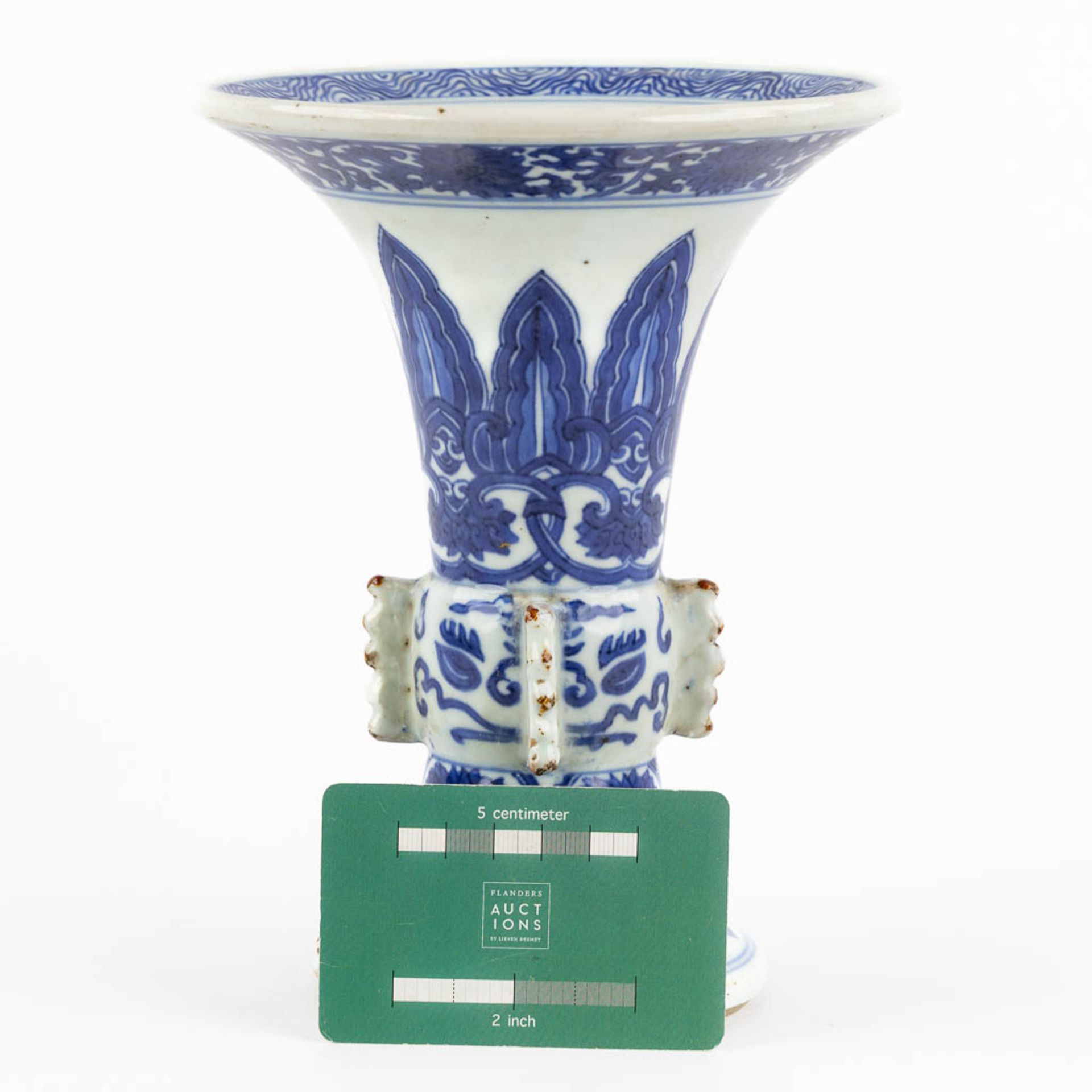 A Chinese Beaker vase, blue-white, Kangxi or Yongzheng period. (H:20 x D:15,5 cm) - Bild 2 aus 11