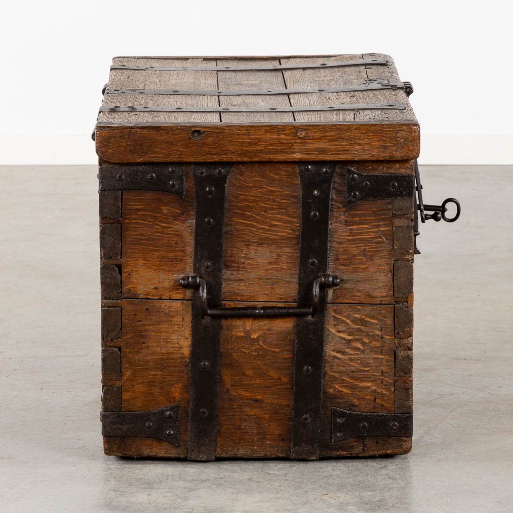 An antique Money box, wood mounted with wrought iron, circa 1500. (L:77 x W:44 x H:50 cm) - Image 7 of 14