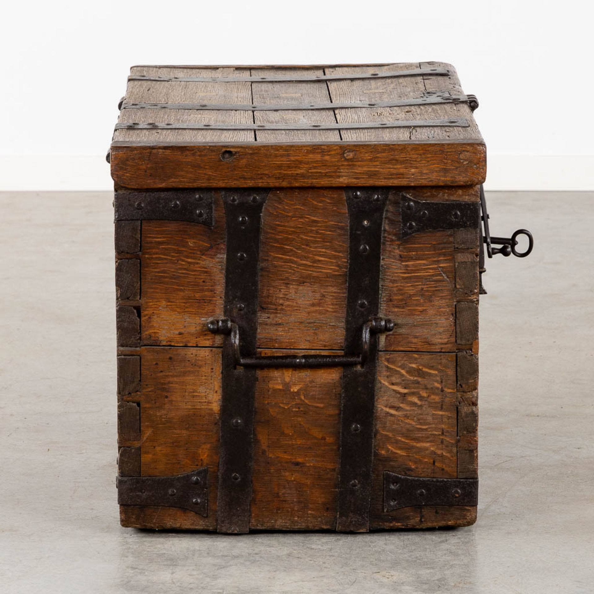 An antique Money box, wood mounted with wrought iron, circa 1500. (L:77 x W:44 x H:50 cm) - Bild 7 aus 14