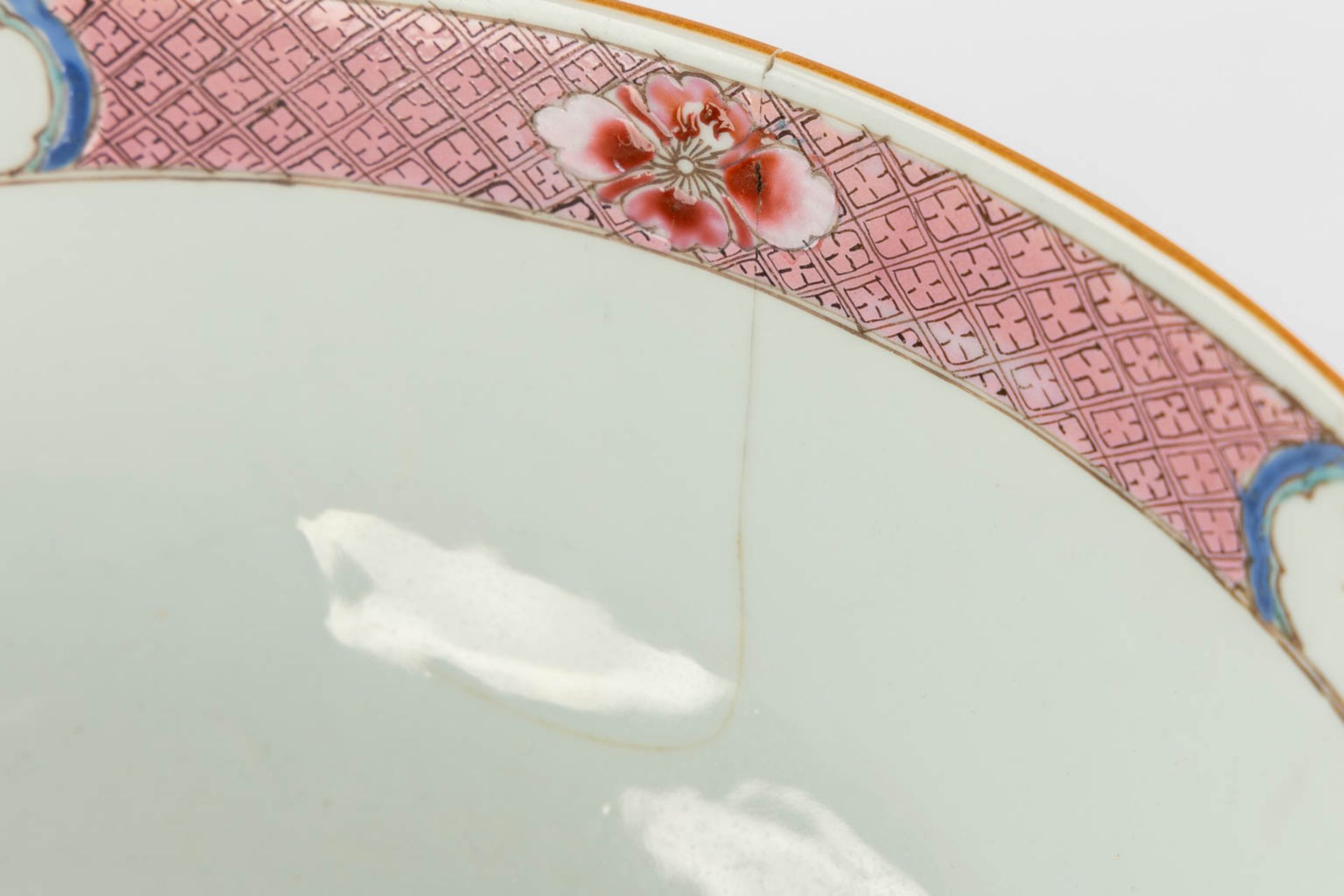A large Chinese Famille Rose 'Deer' bowl. 19th C. (H:11 x D:28,5 cm) - Bild 10 aus 14