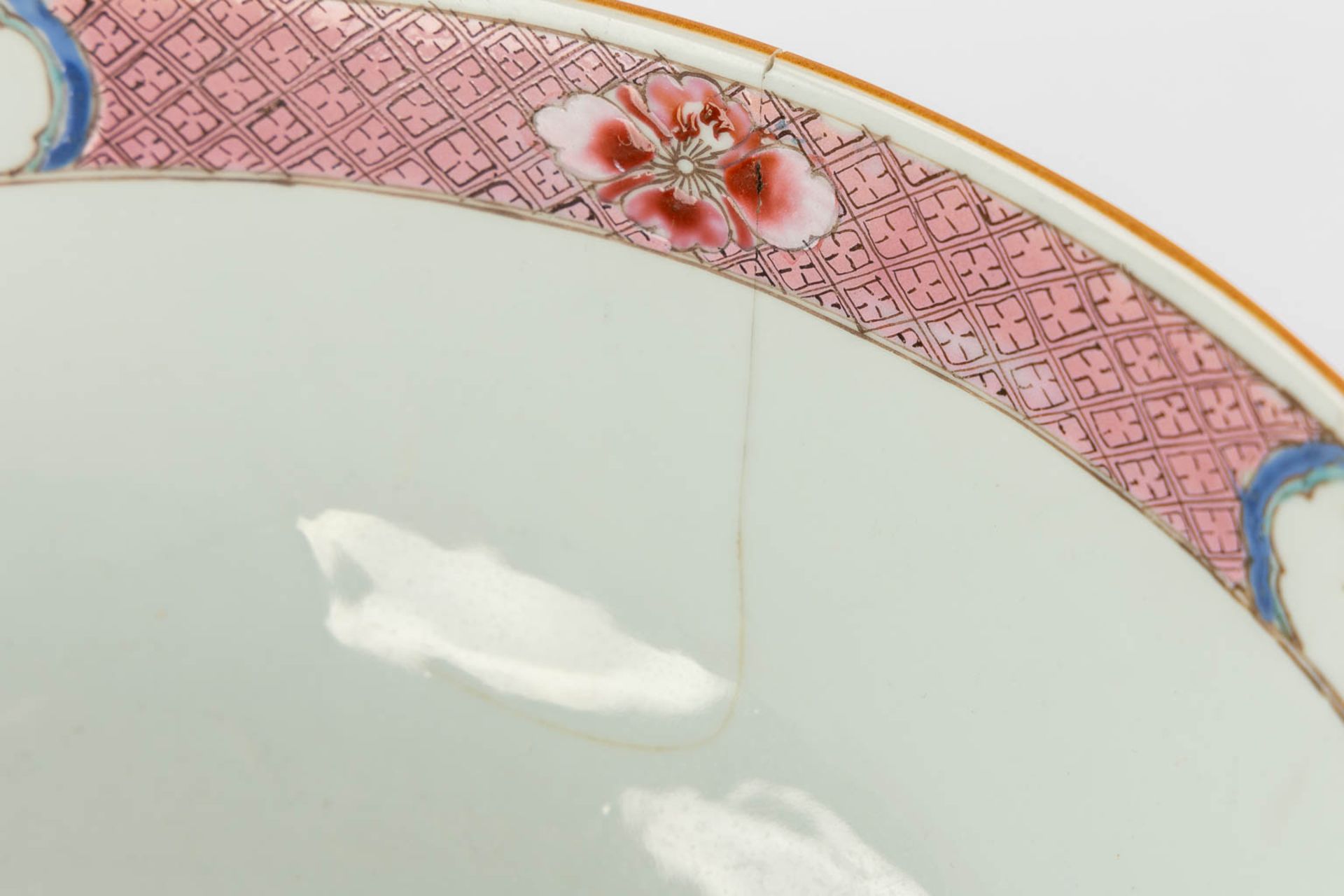 A large Chinese Famille Rose 'Deer' bowl. 19th C. (H:11 x D:28,5 cm) - Image 10 of 14