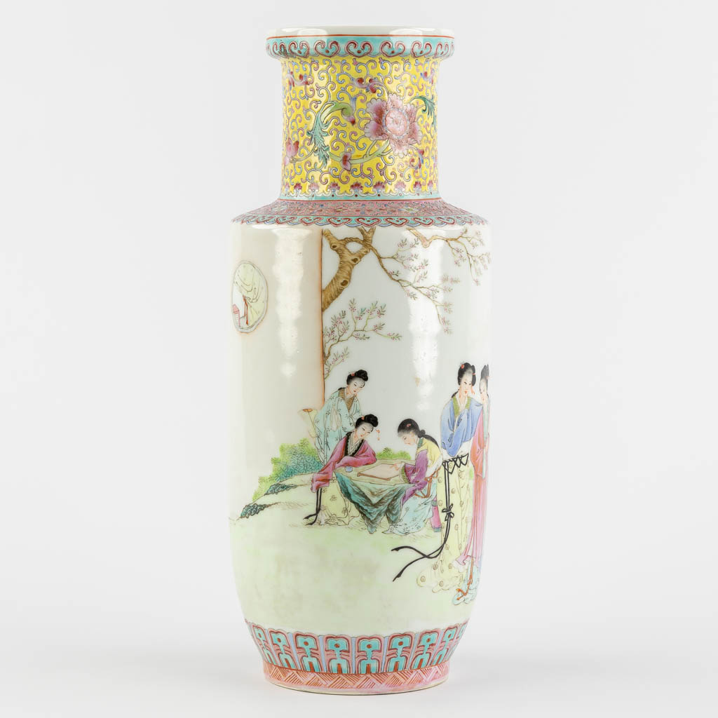 A Chinese vase with fine decor of ladies, 20th C. (H:35 x D:14 cm) - Image 7 of 11