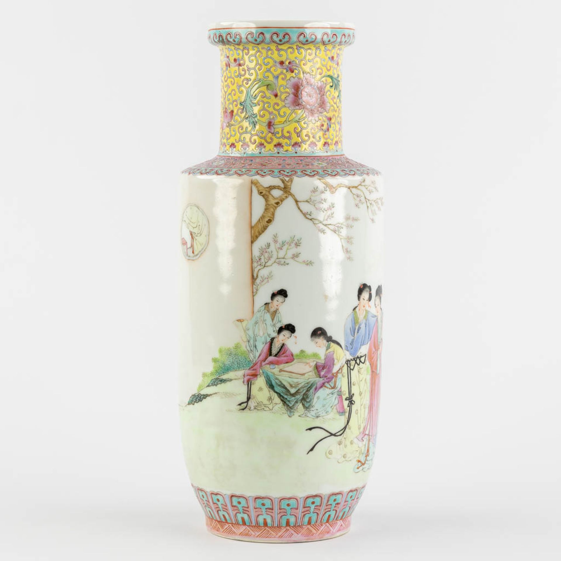 A Chinese vase with fine decor of ladies, 20th C. (H:35 x D:14 cm) - Bild 7 aus 11