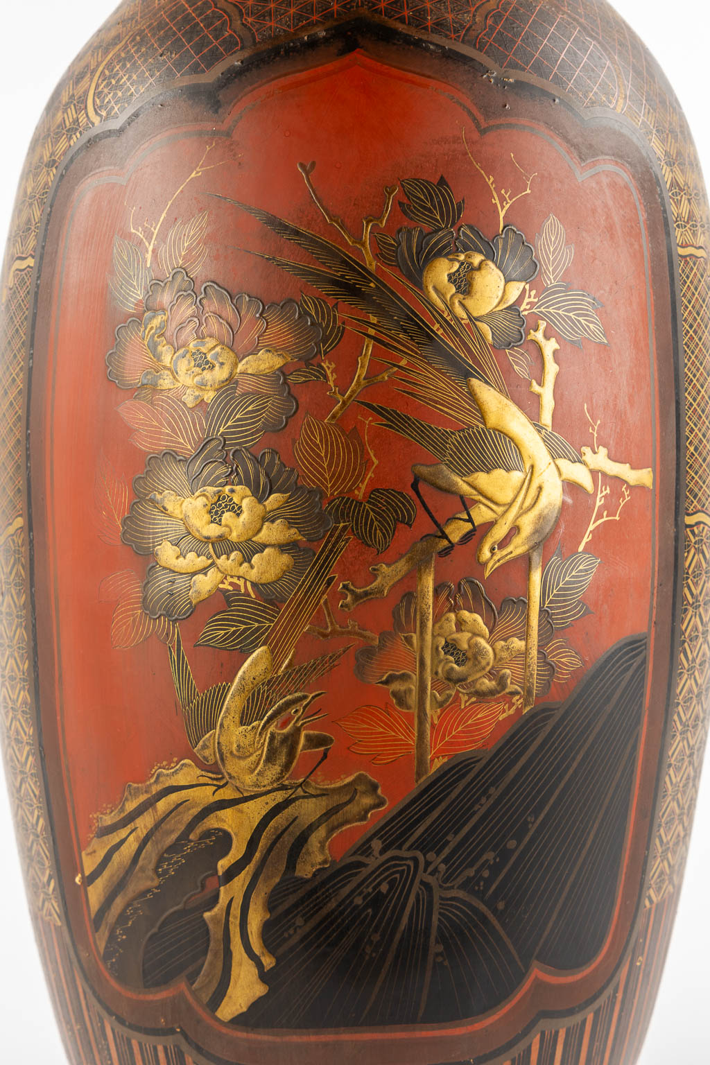 A Japanese porcelain vase, finished with red and gold lacquer. Meij period. (H:61 x D:27 cm) - Image 11 of 14