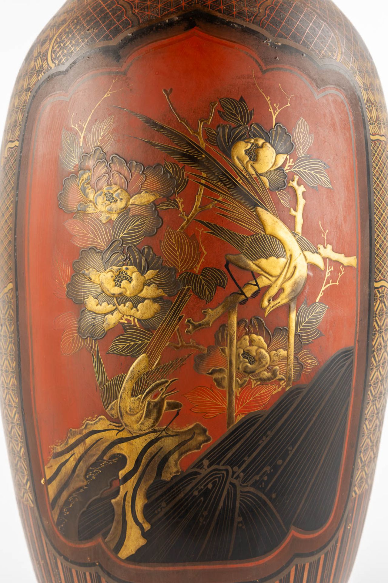 A Japanese porcelain vase, finished with red and gold lacquer. Meij period. (H:61 x D:27 cm) - Bild 11 aus 14