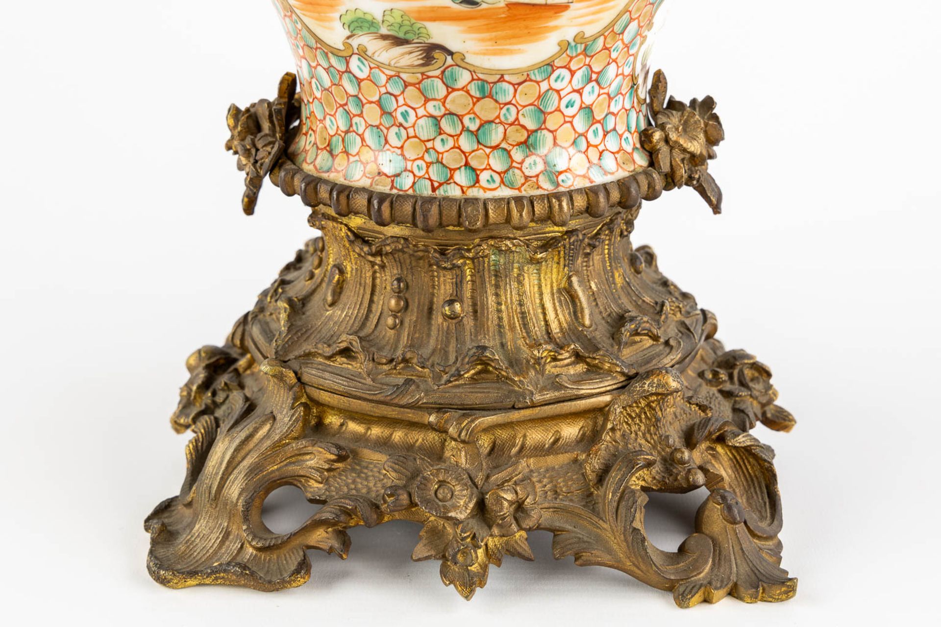 An antique oil lamp, Chinese Famille Rose porcelain mounted with gilt bronze. 19th C. (L:20 x W:20 x - Image 10 of 12