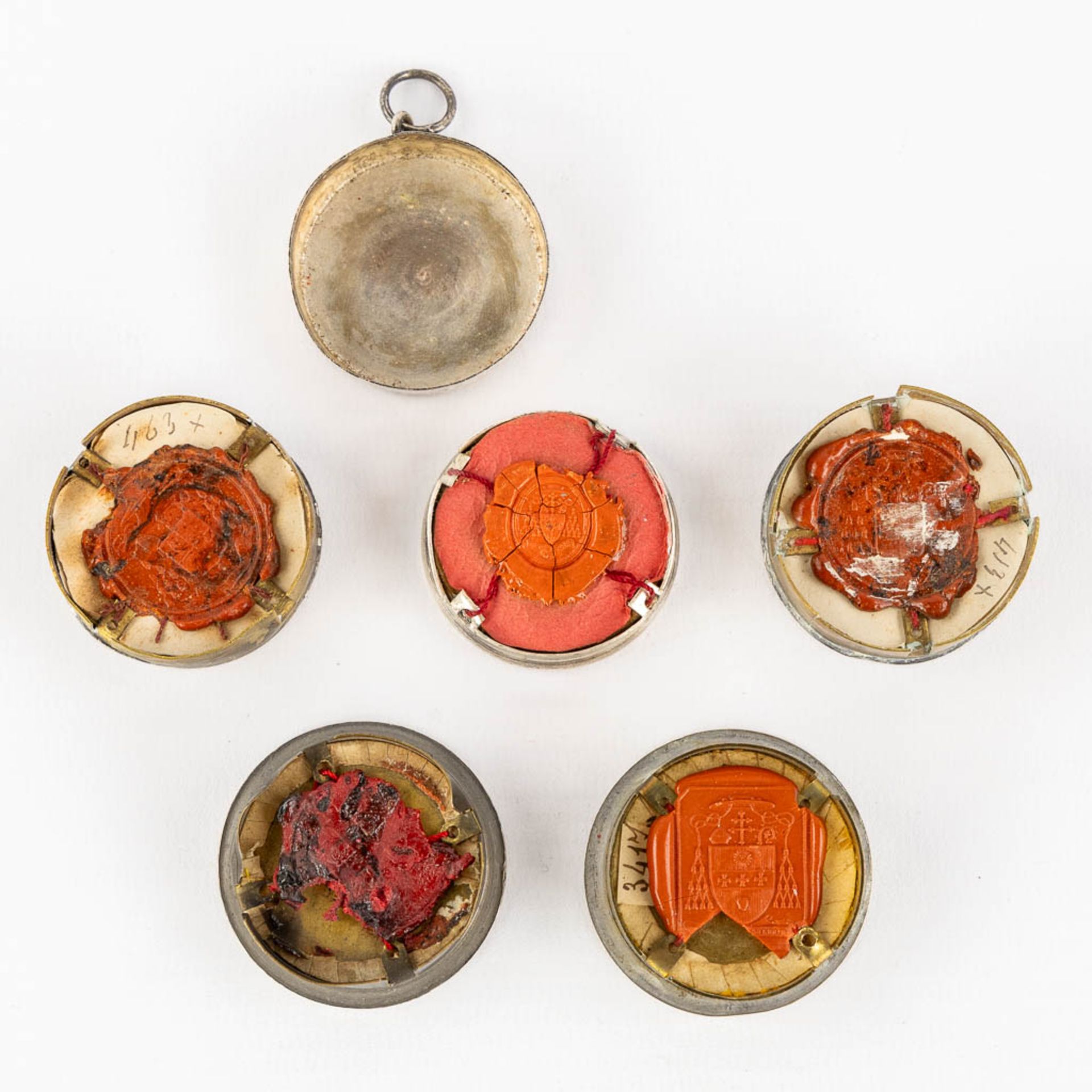 Five sealed theca with relics. (D:3,8 cm) - Bild 4 aus 4