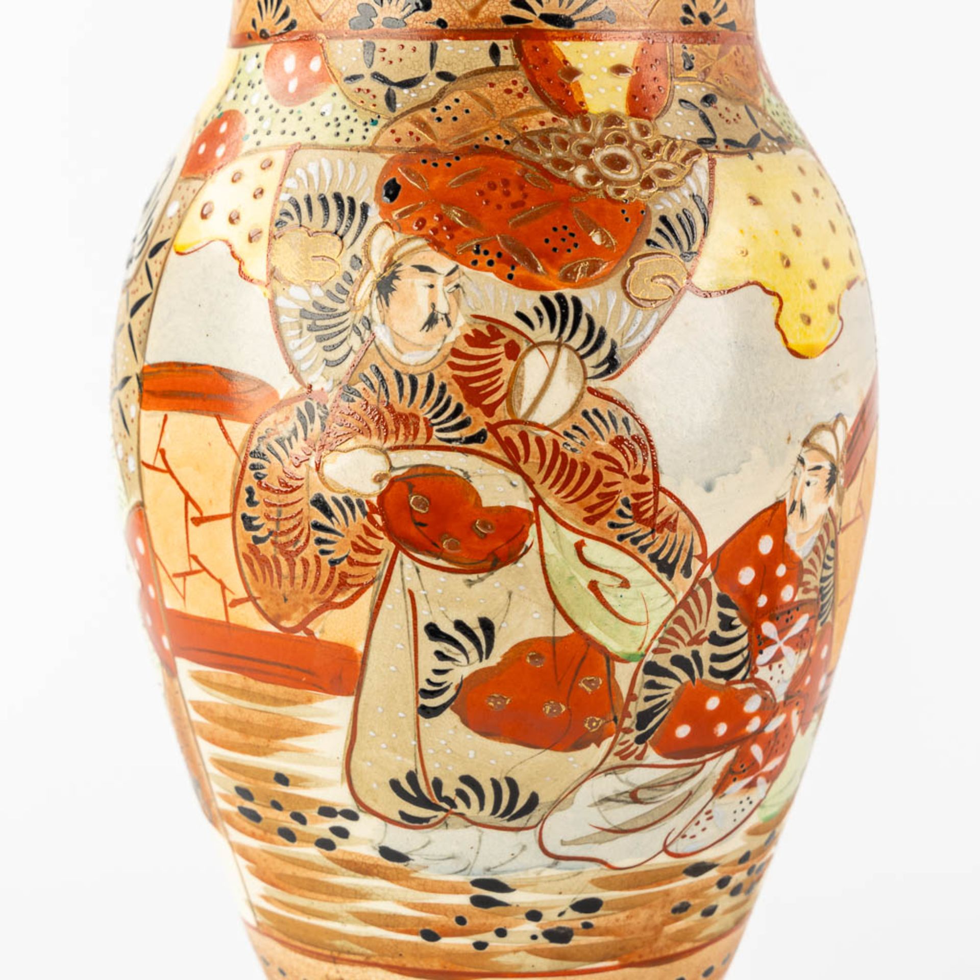Two Japanese Kutani oil lamps, added two vases. (H:57 x D:15 cm) - Bild 8 aus 16