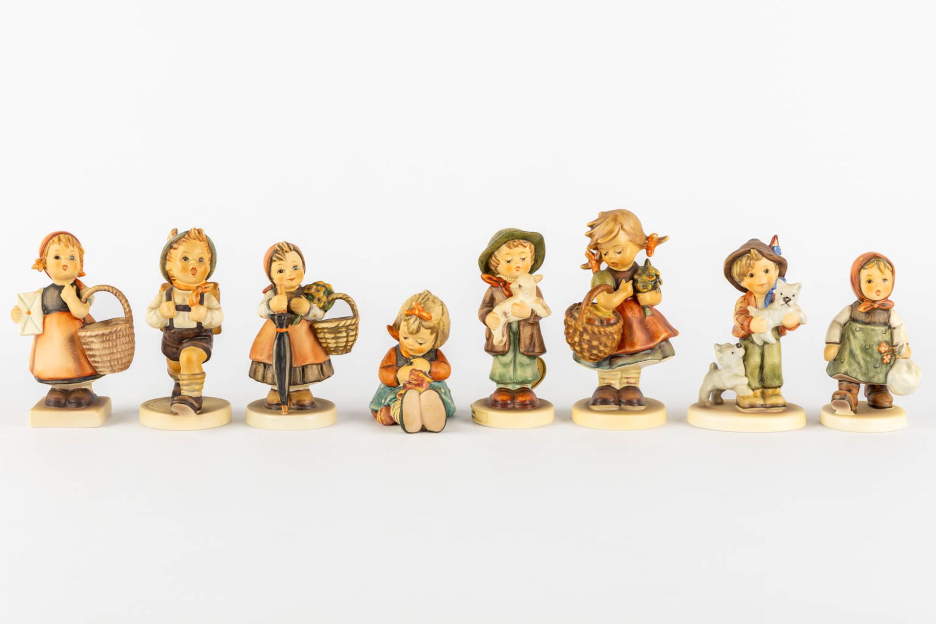 Hummel, 15 figurines, polychrome porcelain. (H:12,5 cm) - Image 6 of 8