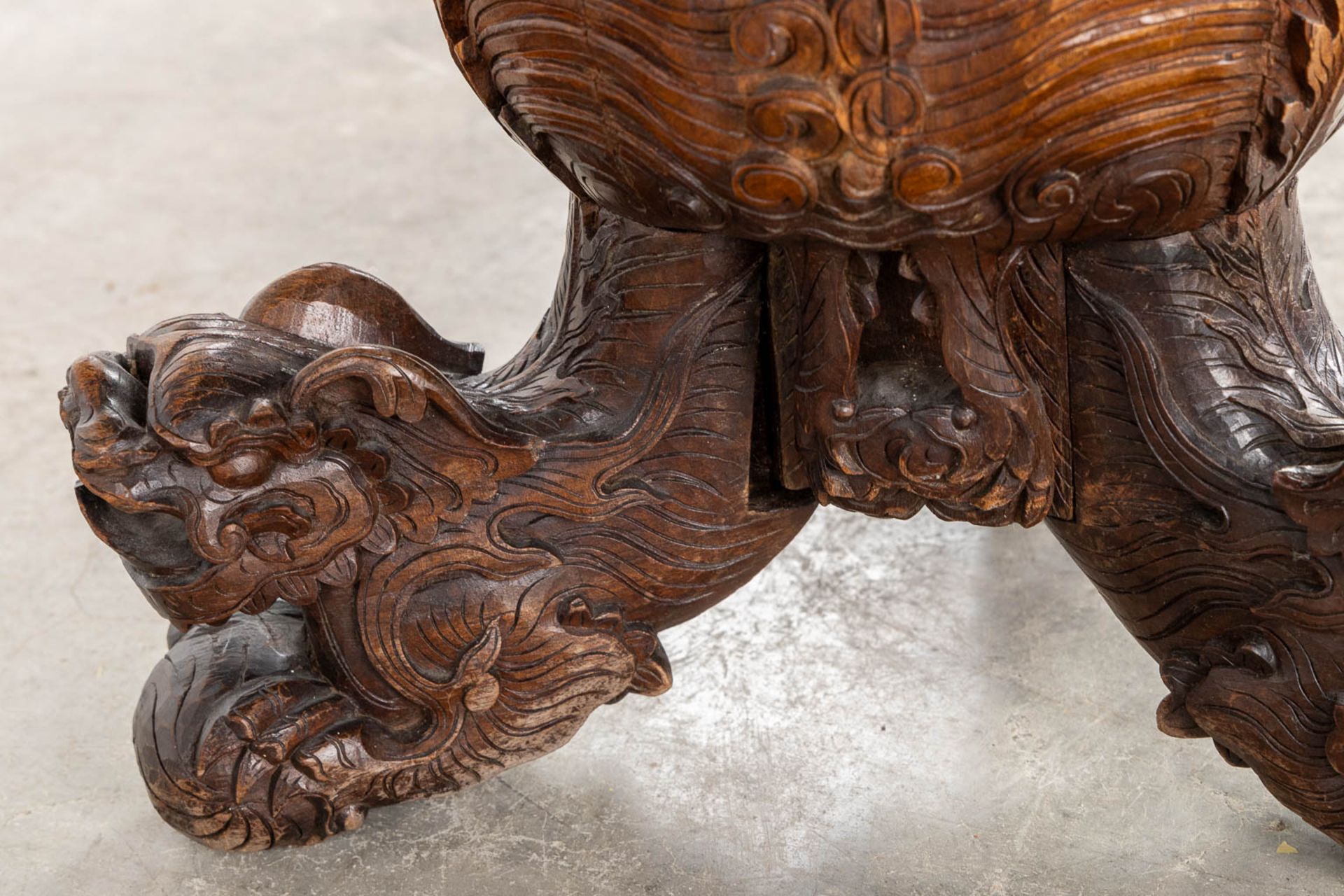 A Oriental hardwood pedestal with a sculptured dragon. (W:42 x H:125 cm) - Bild 12 aus 13