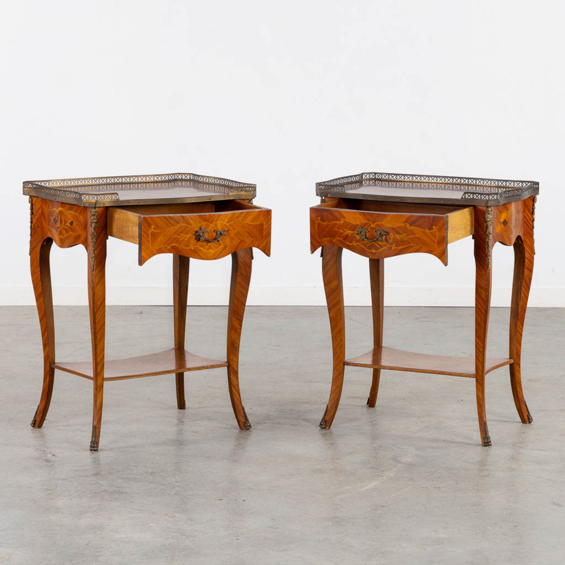 A pair of side tables, marquetry inlay and mounted with bronze. (L:37 x W:51 x H:65 cm) - Bild 3 aus 13