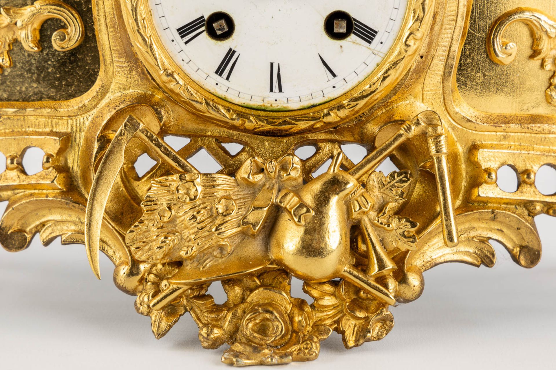 A mantle clock with a 'Horse Rider', gilt bronze. France, 19th C. (L:11,5 x W:38 x H:37 cm) - Image 12 of 12