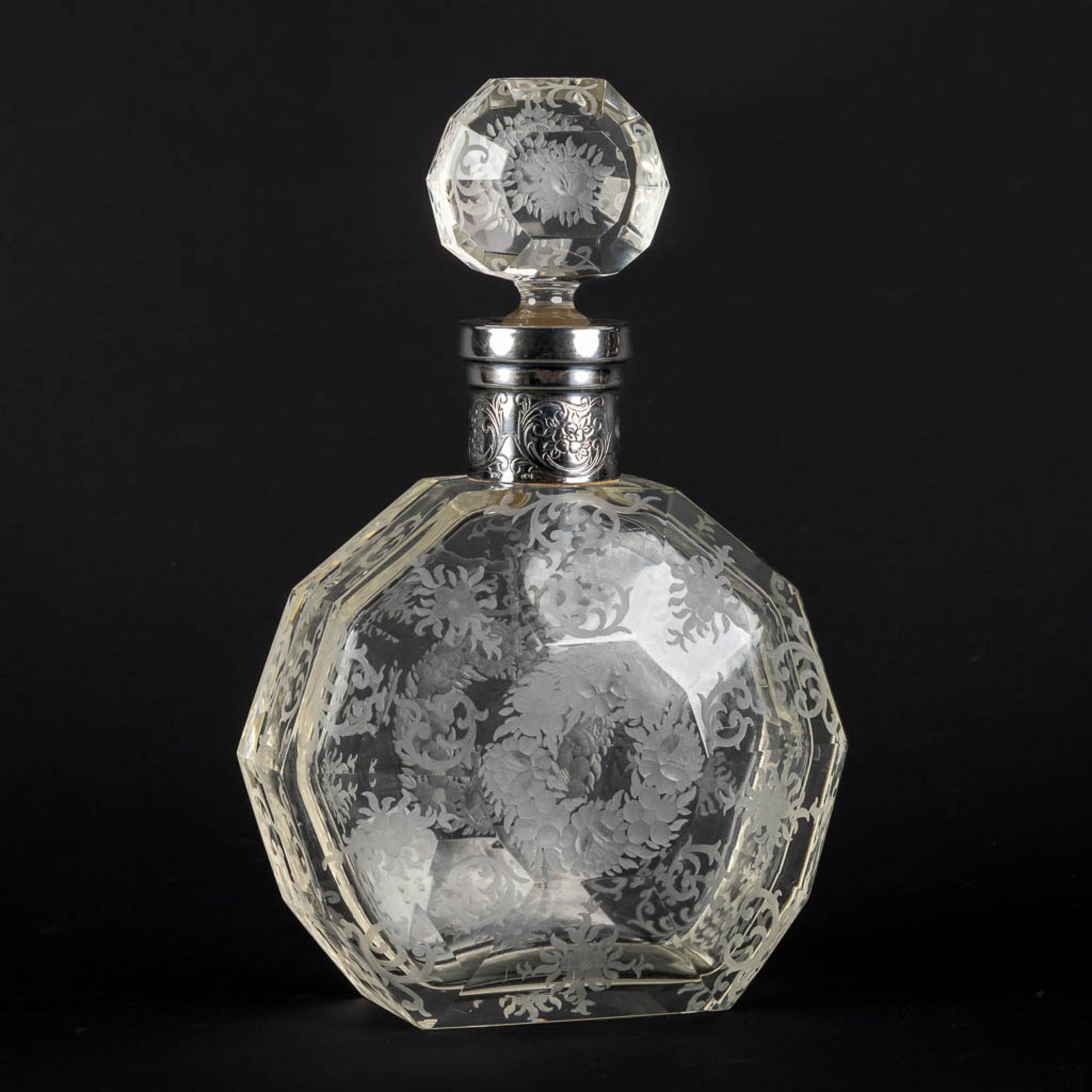 A perfume bottle, etched and mounted with a silver collar, glass. 19th C. (L:8 x W:17 x H:26,5 cm) - Bild 3 aus 11
