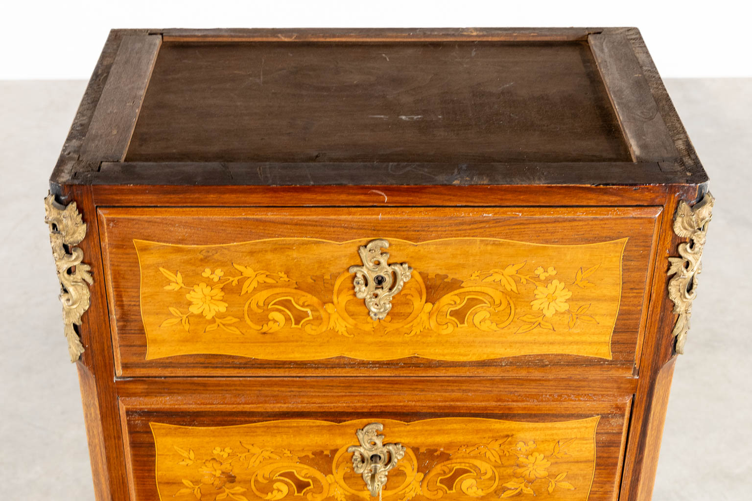 A Secretaire cabinet, Marquetry inlay and mounted with bronze. Circa 1900. (L:34 x W:56 x H:128 cm) - Image 10 of 15