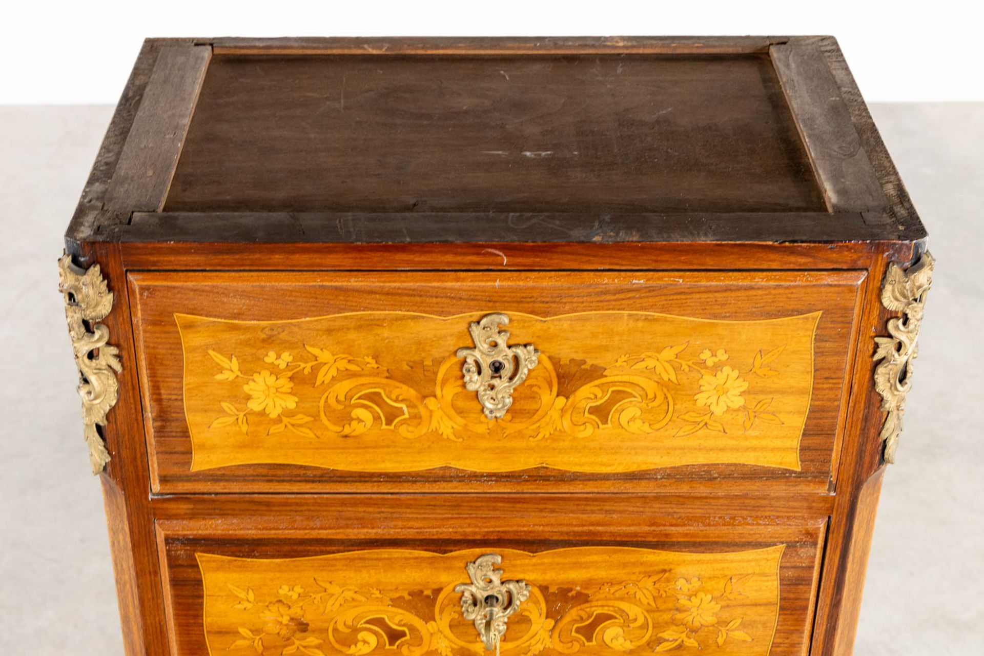 A Secretaire cabinet, Marquetry inlay and mounted with bronze. Circa 1900. (L:34 x W:56 x H:128 cm) - Bild 10 aus 15