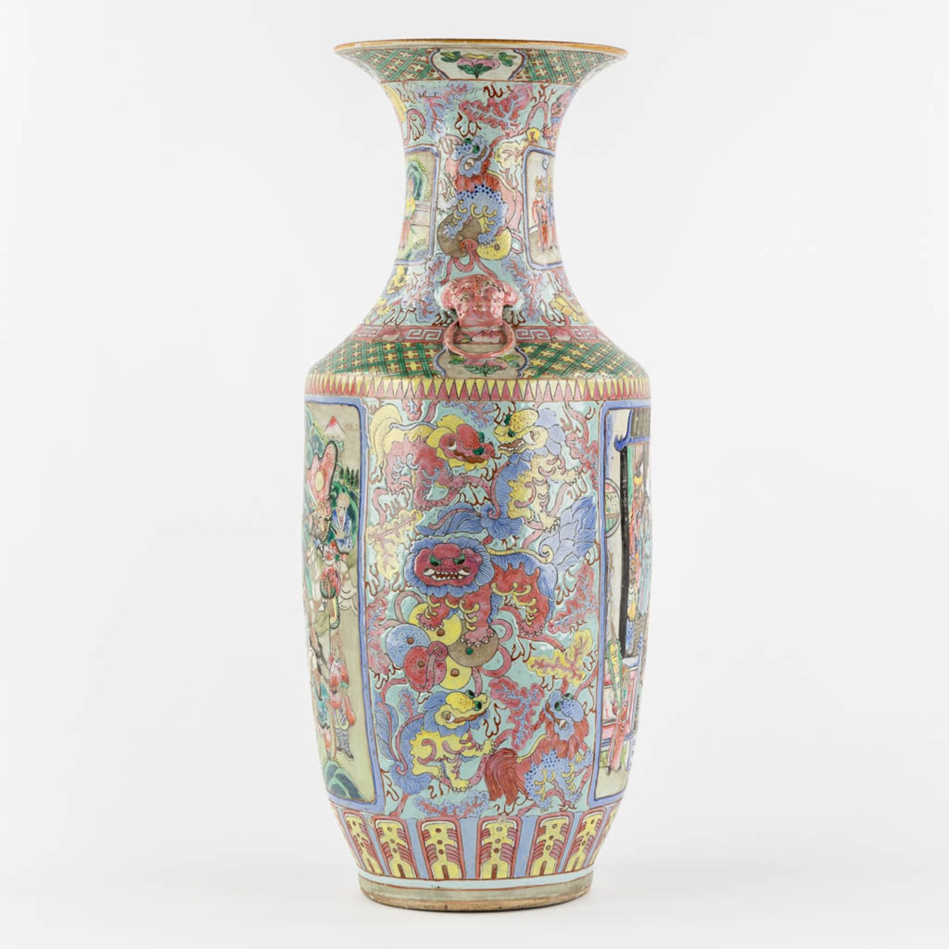 A Chinese vase, Famille Rose decorated with warriors. (H:58 x D:24 cm) - Bild 3 aus 14