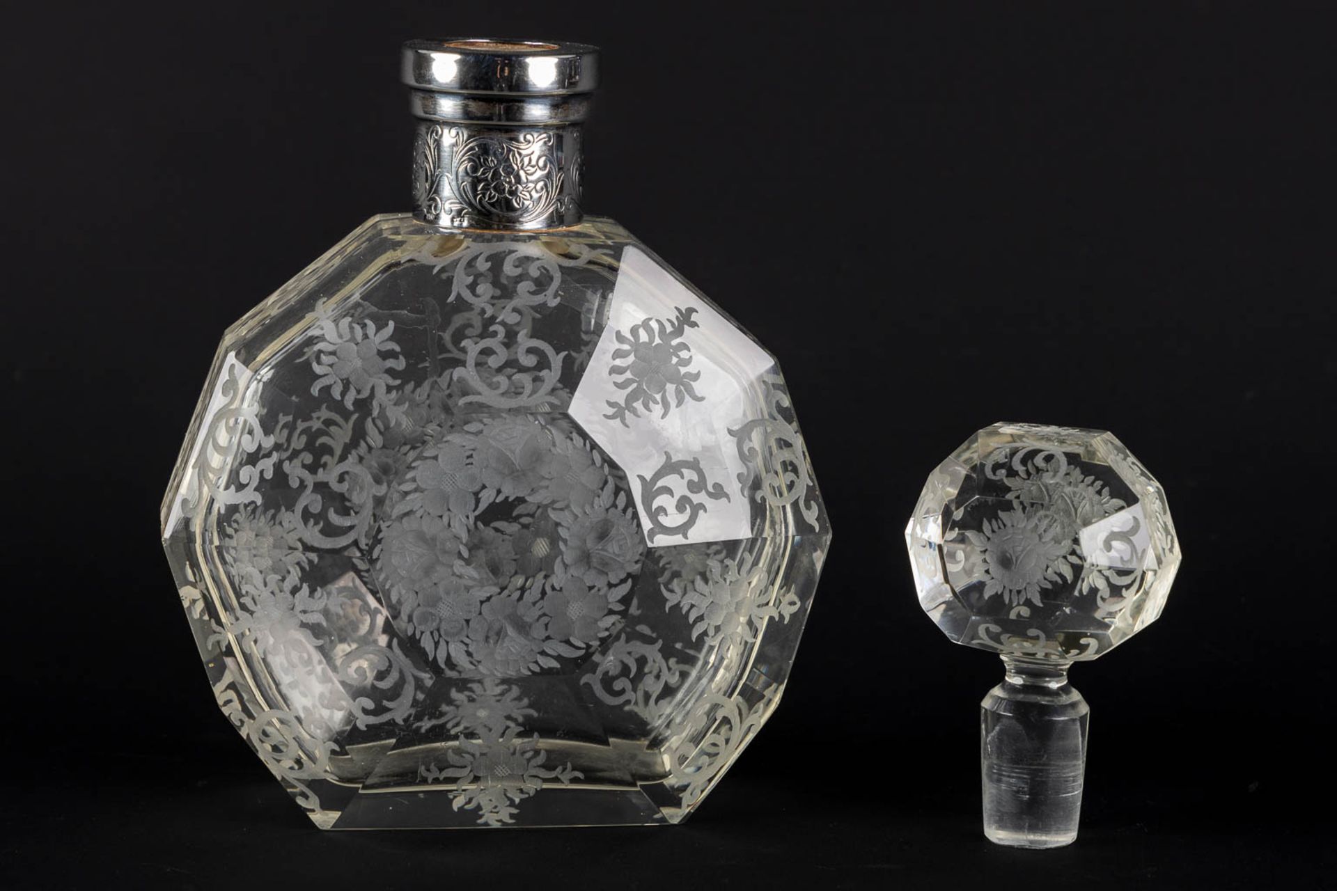 A perfume bottle, etched and mounted with a silver collar, glass. 19th C. (L:8 x W:17 x H:26,5 cm) - Bild 7 aus 11