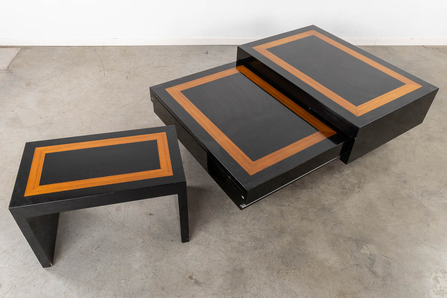A slideable coffee table, added a bench. Lacquered wood. (L:110 x W:145 x H:47 cm) - Image 9 of 9