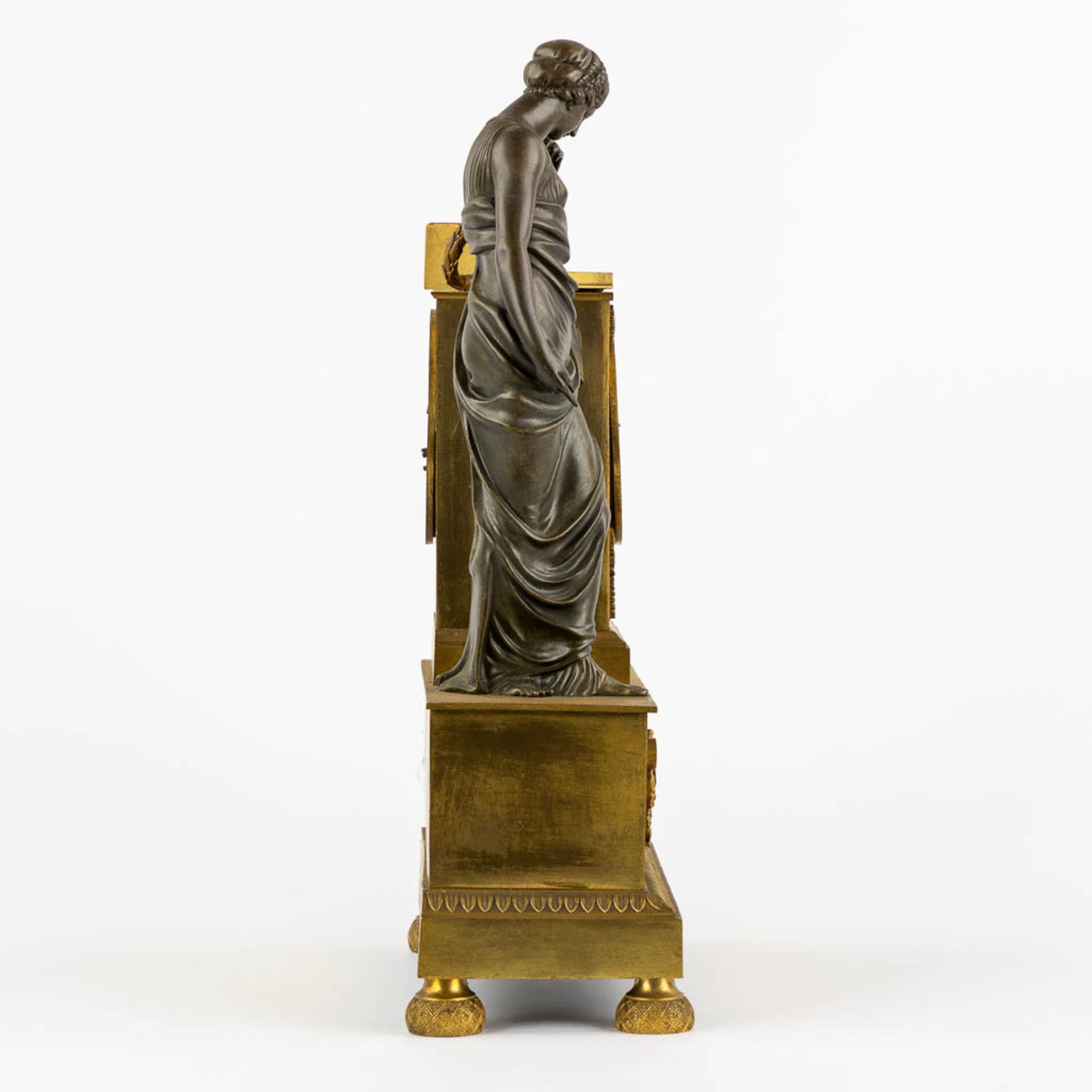 A mantle clock, gilt bronze, Empire. Circa 1800. (L:11,5 x W:26 x H:39,5 cm) - Image 6 of 10