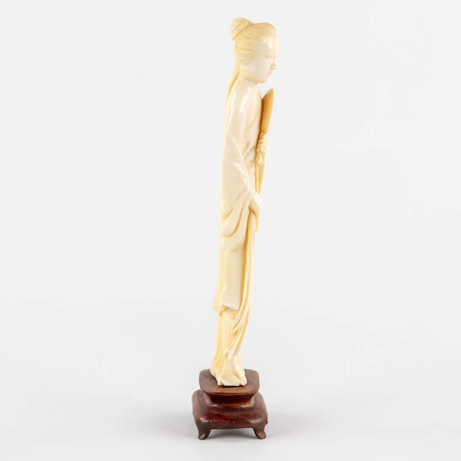 Figurine of a Beauty with mirror, sculptured ivory, China. (L:2,5 x W:4 x H:18 cm) - Image 4 of 9