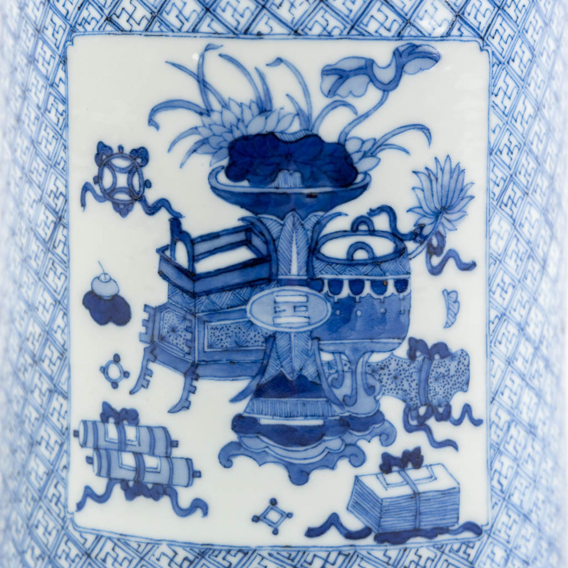 A Chinese brush pot, blue white, Swastika decor. Kangxi Style mark. (H:14,7 x D:12 cm) - Bild 10 aus 12