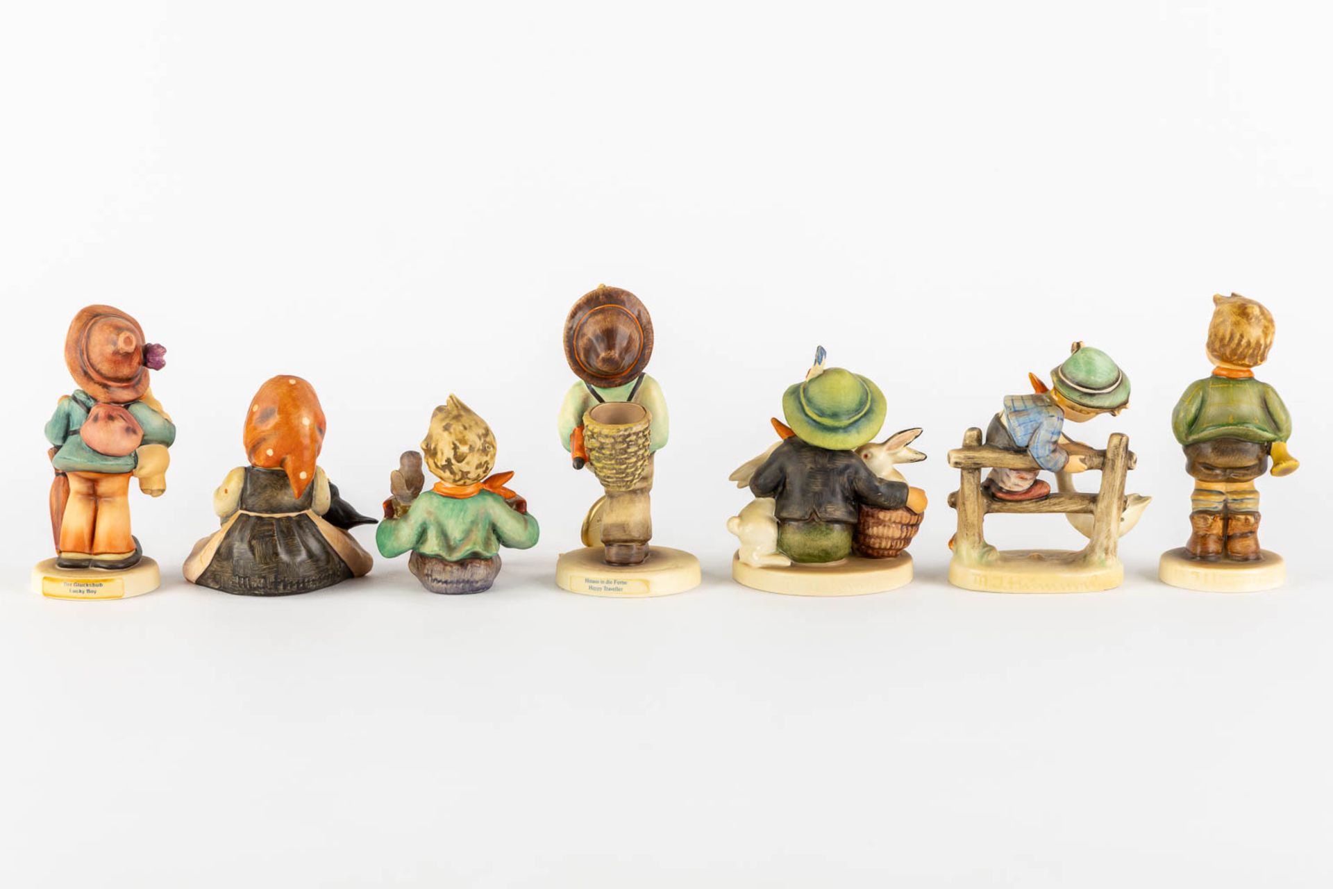Hummel, 15 figurines, polychrome porcelain. (H:12,5 cm) - Image 4 of 8