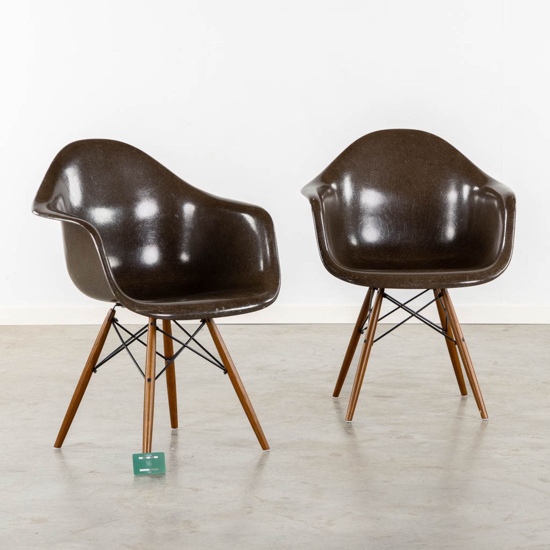 Charles & Ray EAMES (XX-XXI) 'Eames Fibreglass Armchair DAW'. Herman Miller. (L:57 x W:65 x H:85 cm) - Bild 2 aus 14