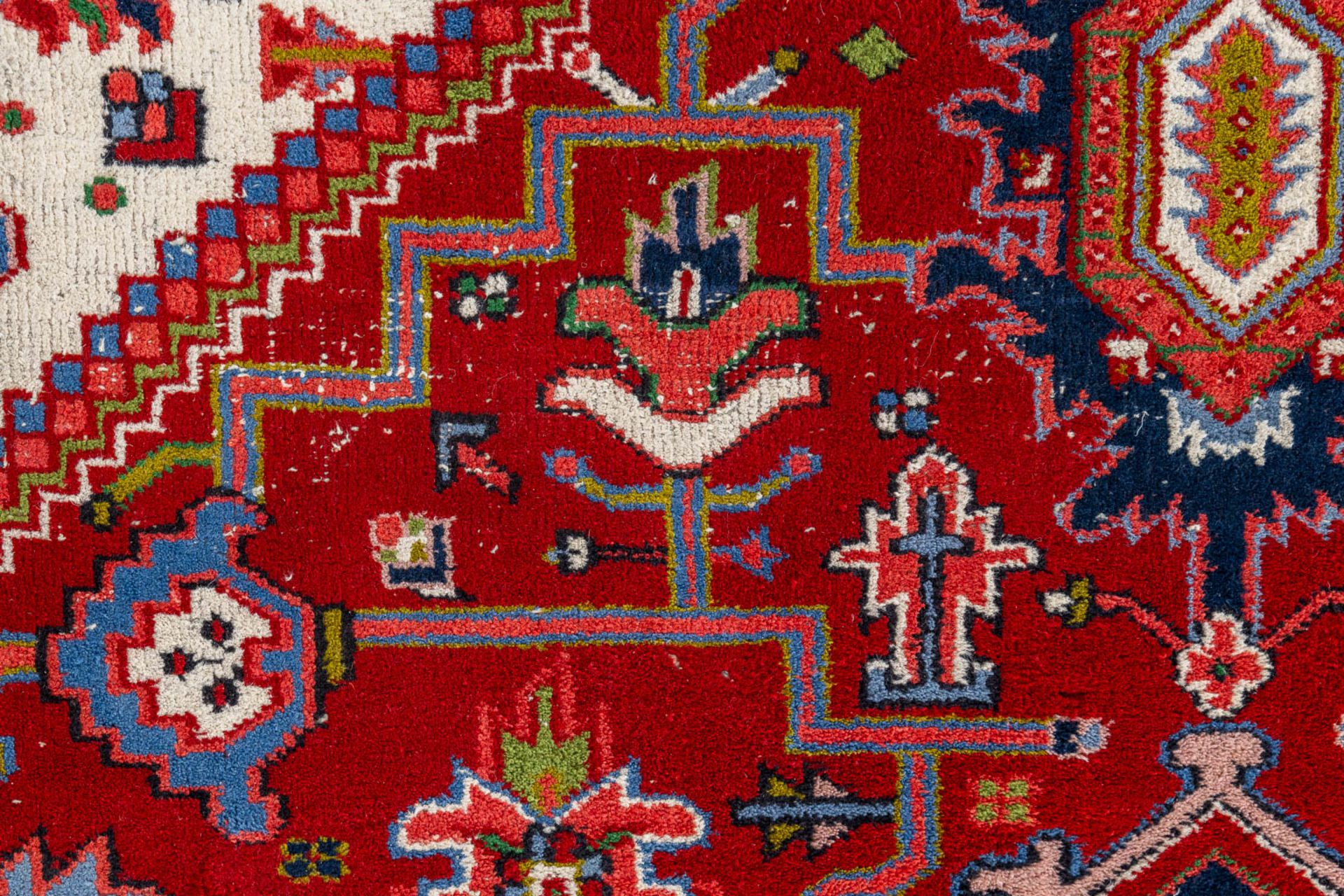 An Oriental hand-made carpet, Heriz. (L:350 x W:252 cm) - Bild 7 aus 11
